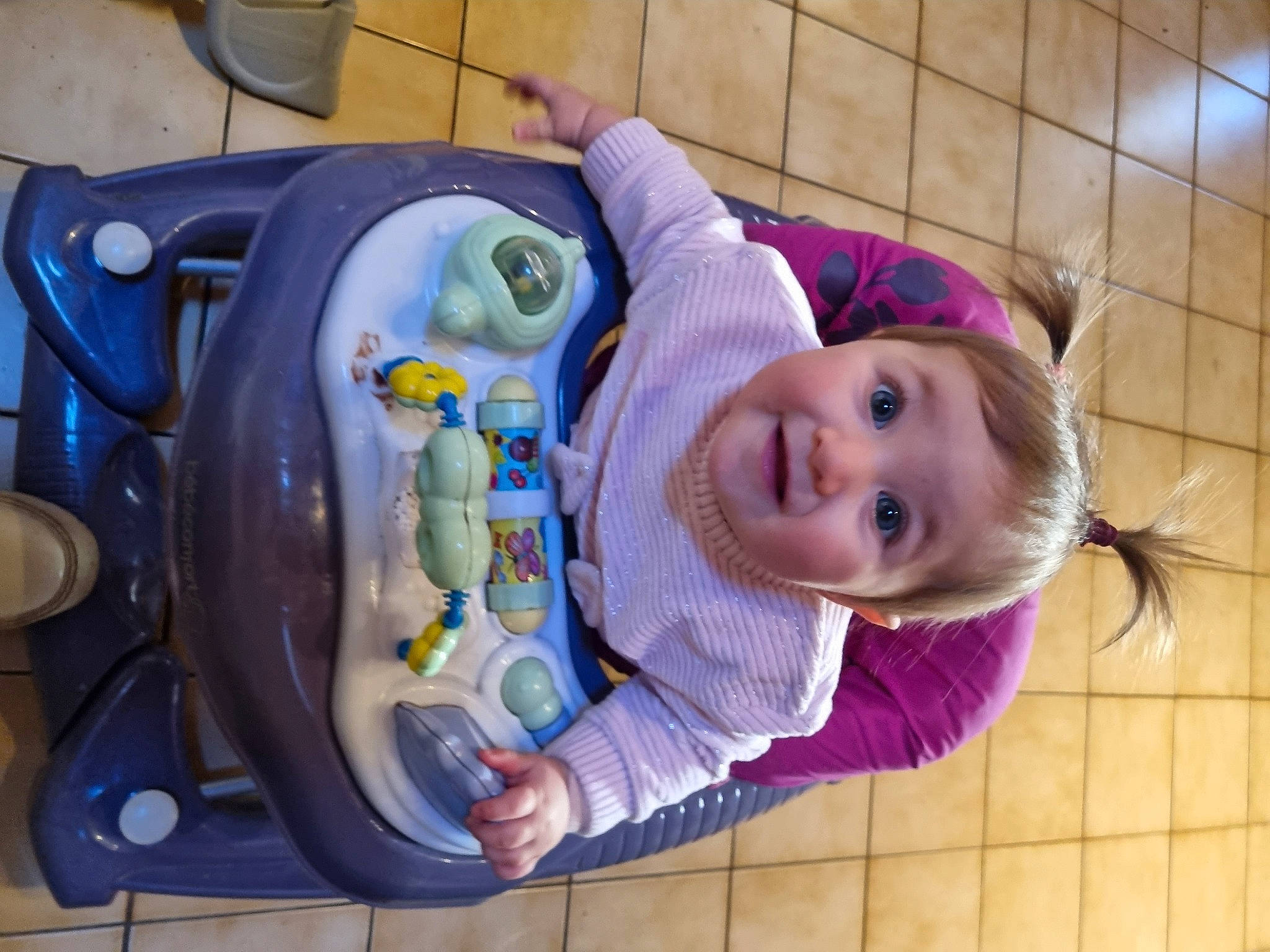 Lilyana a rejoint le concours — aidez-le/la à gagner de superbes lots ! baby, baby_laughing, baby_products, baby_safety, baby_toddler_clothing, cheek, child, fun, gas, happy, joy, machine, person, plastic, play, purple, room, skin, smile, toddler