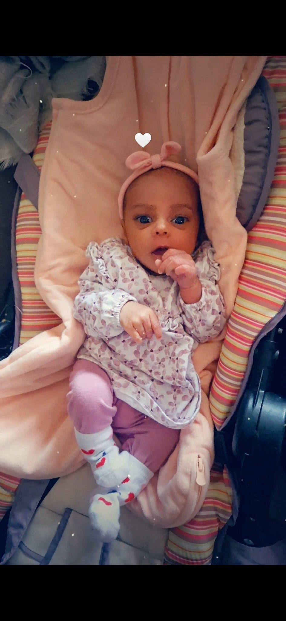 Aélys a rejoint le concours — aidez-le/la à gagner de superbes lots ! baby, baby_carriage, baby_products, baby_toddler_clothing, cheek, child, comfort, finger, happy, iris, lap, mouth, nail, organ, person, pink, purple, skin, thumb, toddler