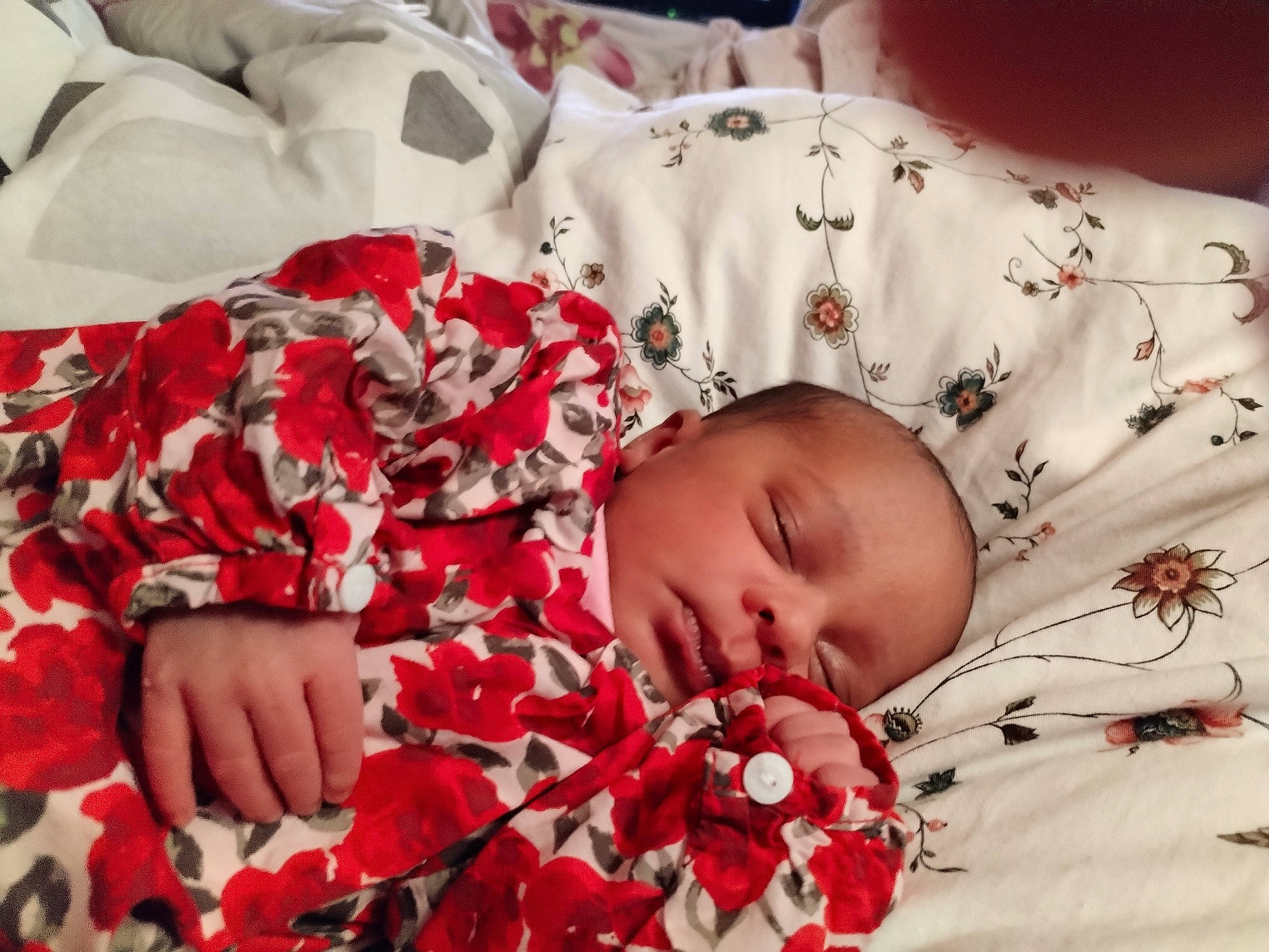 Aélys participe au concours pour gagner de l'argent avec cette photo : baby, baby_sleeping, baby_toddler_clothing, bedding, bedtime, carmine, cheek, child, comfort, flesh, happy, linens, pattern, person, pink, red, sleep, sleeve, textile, toddler