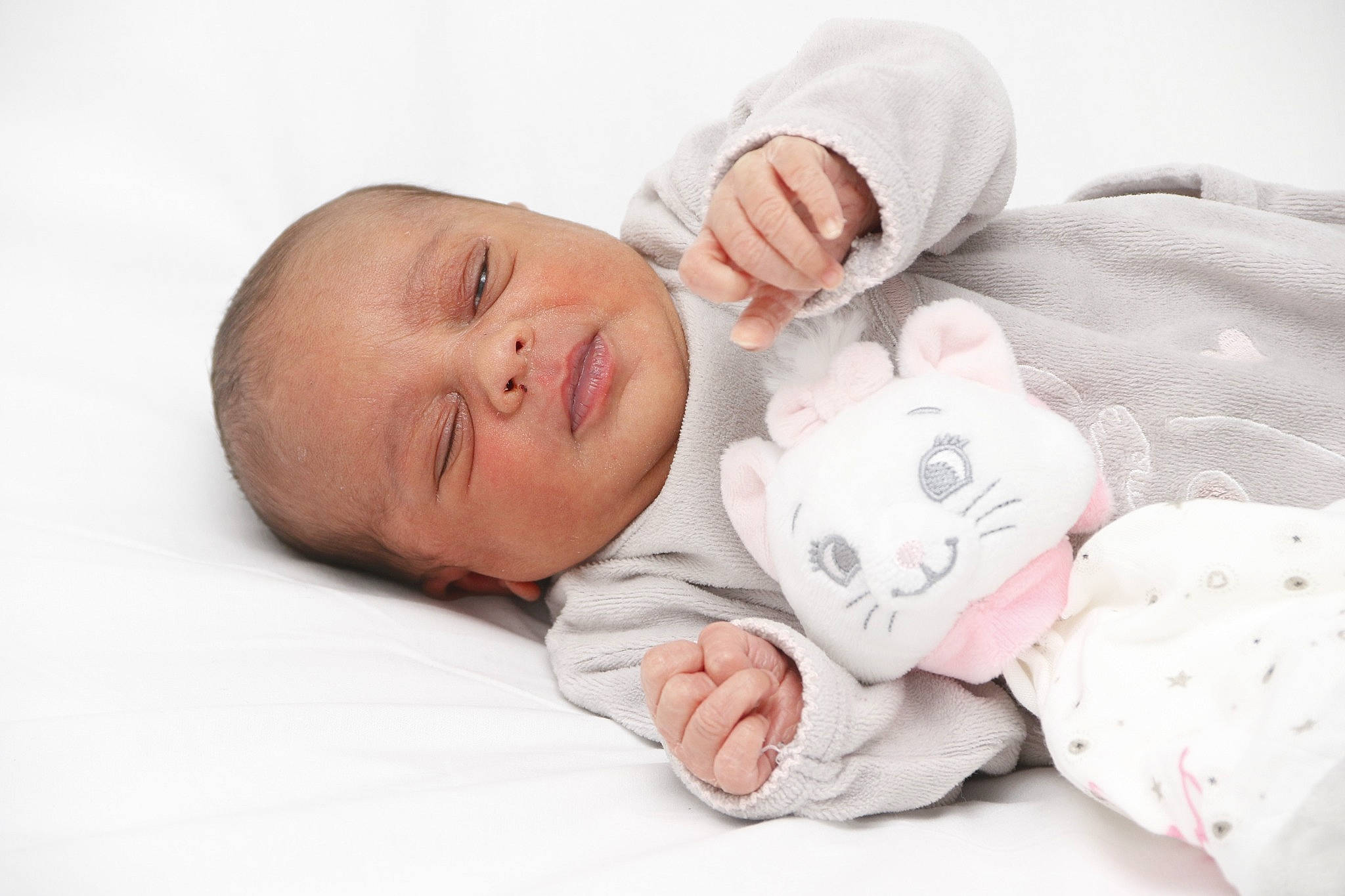 Aélys a rejoint le concours — aidez-le/la à gagner de superbes lots ! baby, baby_products, baby_sleeping, baby_toddler_clothing, bedding, bedtime, cheek, child, comfort, face, hand, head, linens, nap, person, portrait_photography, room, skin, sleep, sleeve