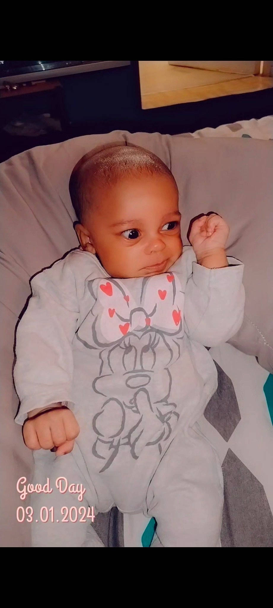 Aélys participe au concours pour gagner de l'argent avec cette photo : baby, baby_toddler_clothing, bedding, cheek, comfort, face, finger, human_body, linens, lip, mouth, neck, nose, outerwear, person, pink, product, skin, sleeve, textile