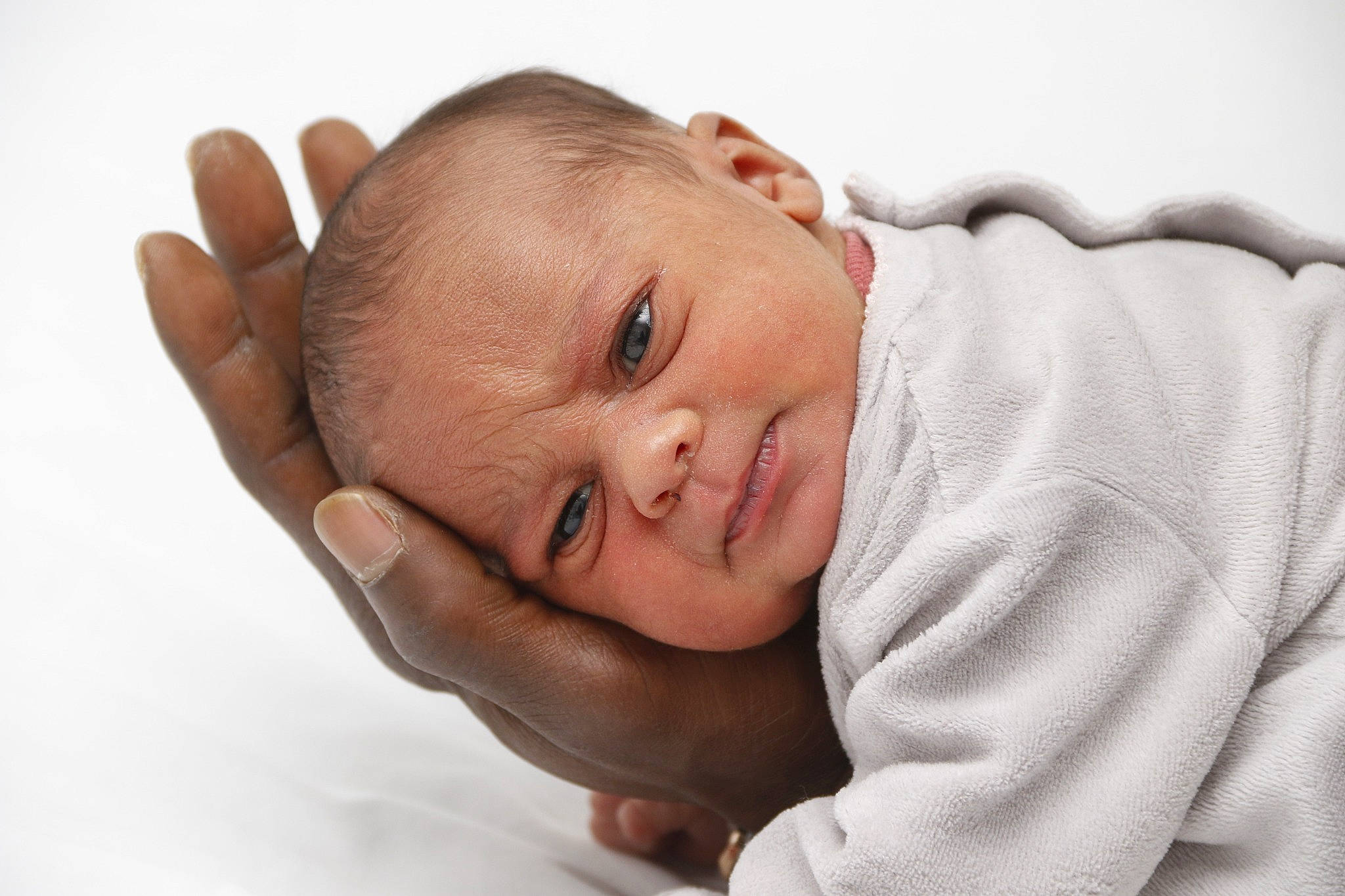 Aélys a rejoint le concours — aidez-le/la à gagner de superbes lots ! baby, baby_toddler_clothing, cheek, child, collar, comfort, elbow, event, eye, finger, gesture, happy, linens, nose, person, skin, sleeve, smile, thumb, toddler