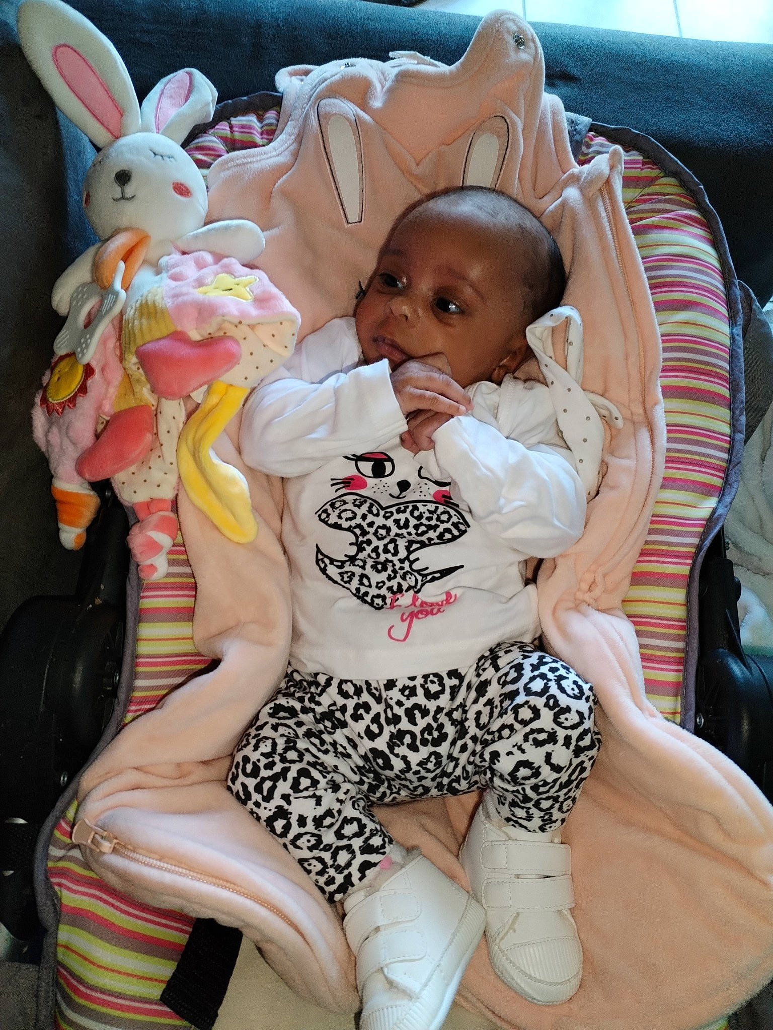 Aélys participe au concours pour gagner de l'argent avec cette photo : baby, baby_toddler_clothing, car_seat, child, comfort, foot, fun, happy, human_leg, knee, lap, person, pink, rabbit, sitting, stuffed_toy, thigh, toddler, toy, vacation