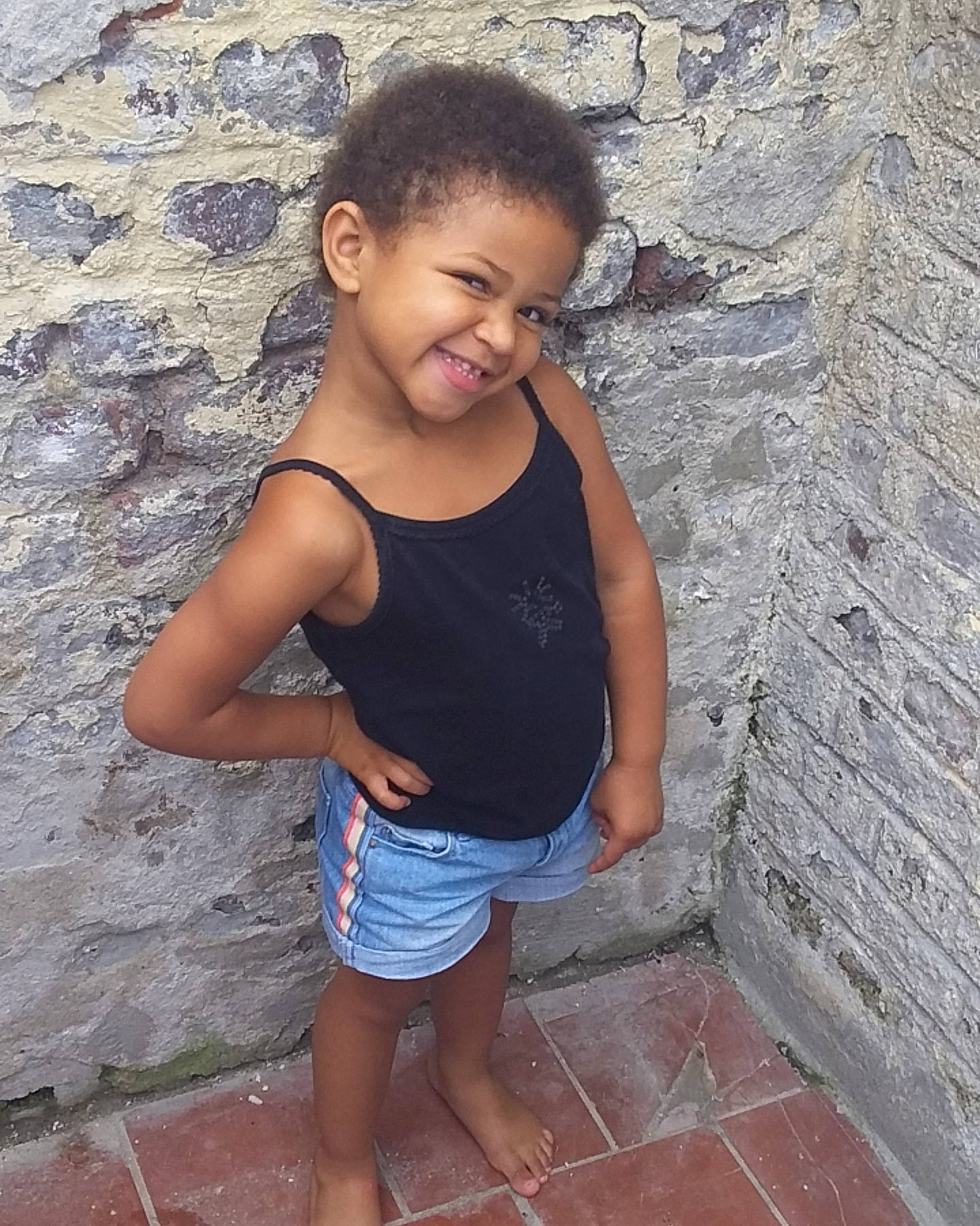 Fayna a rejoint le concours — aidez-le/la à gagner de superbes lots ! child, fun, joy, leg, person, play, skin, smile, standing, summer, toddler, vacation