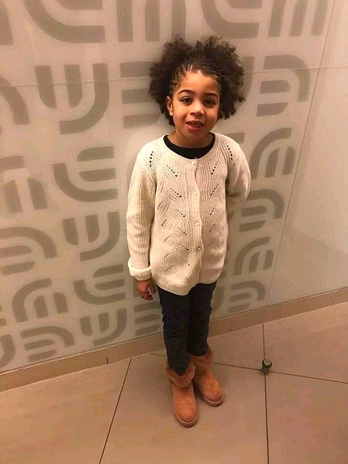 Inaya a rejoint le concours — aidez-le/la à gagner de superbes lots ! child, person, standing