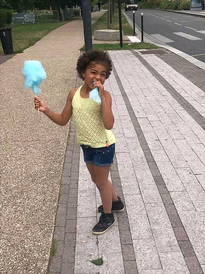 Inaya a rejoint le concours — aidez-le/la à gagner de superbes lots ! asphalt, child, joy, person, play, public_space, road_surface, sidewalk, snapshot, walking