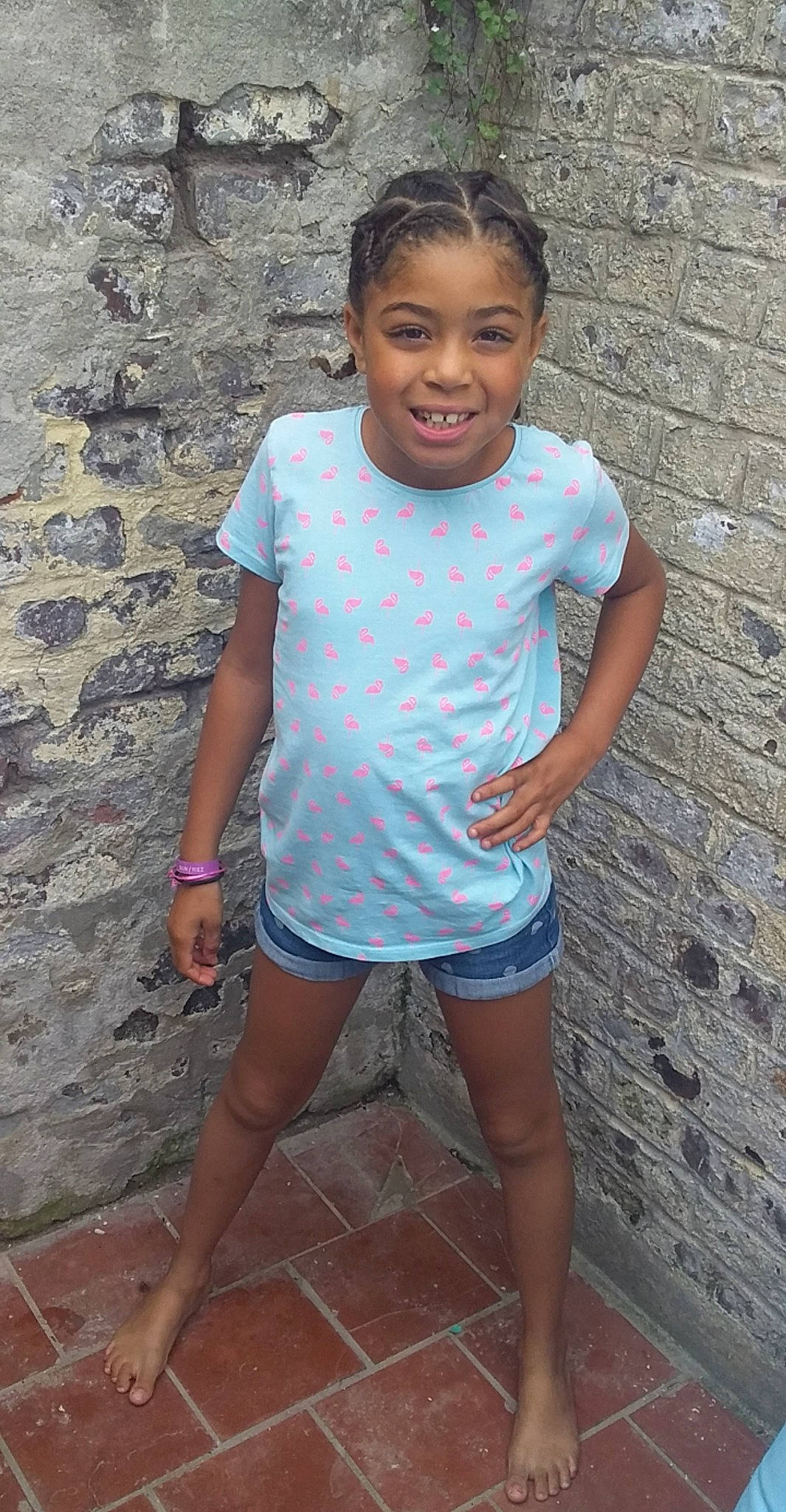 Inaya a rejoint le concours — aidez-le/la à gagner de superbes lots ! child, fun, joy, leg, neck, person, shorts, smile, standing, t_shirt, thigh, vacation