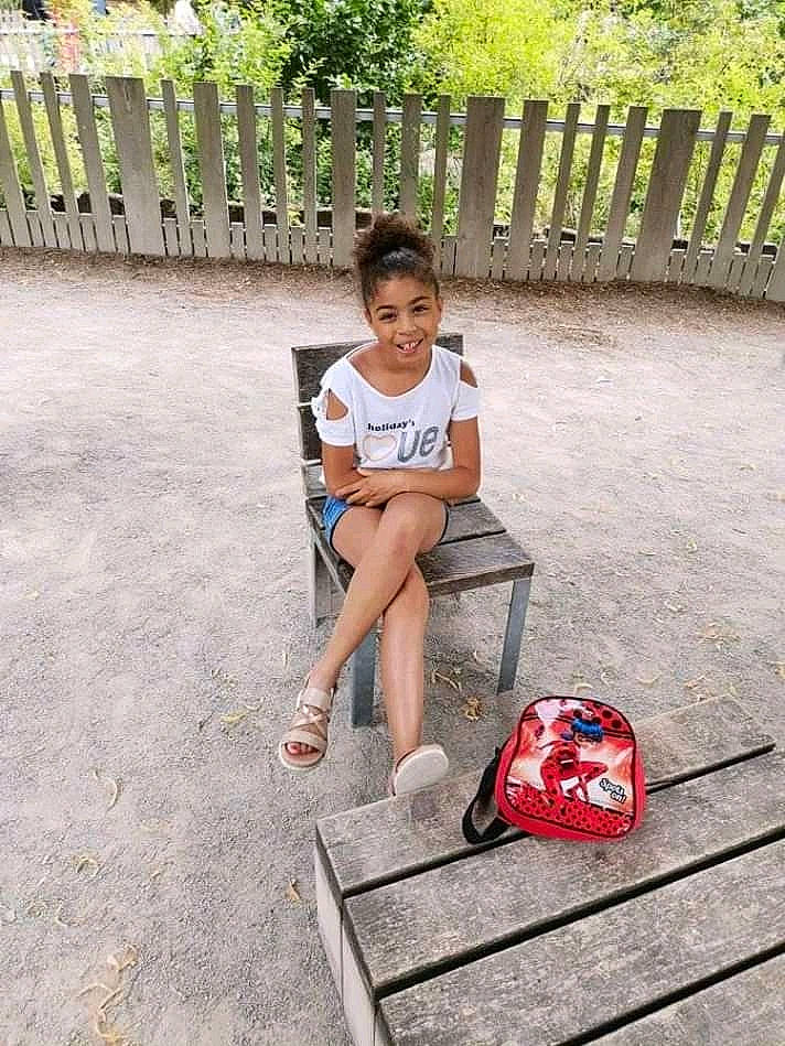 Inaya participe au concours pour gagner de l'argent avec cette photo : child, drawing, electronic_device, furniture, joy, leg, person, plant, play, shoe, sitting, snapshot, street, summer, table, technology, toddler, tourism, travel, vacation