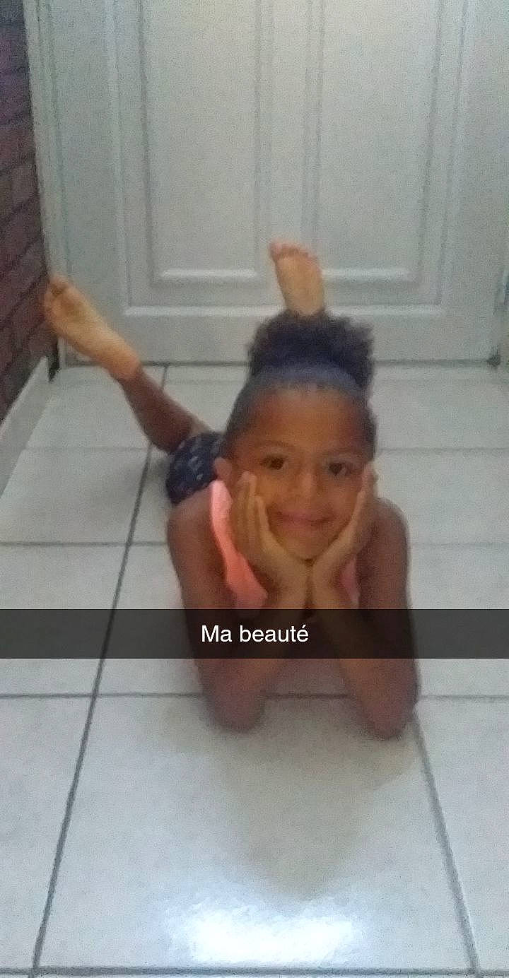 Ayna a rejoint le concours — aidez-le/la à gagner de superbes lots ! bathing, black_hair, child, floor, flooring, forehead, hair, joy, long_hair, person, photography, selfie, smile, thumb, tile, toddler