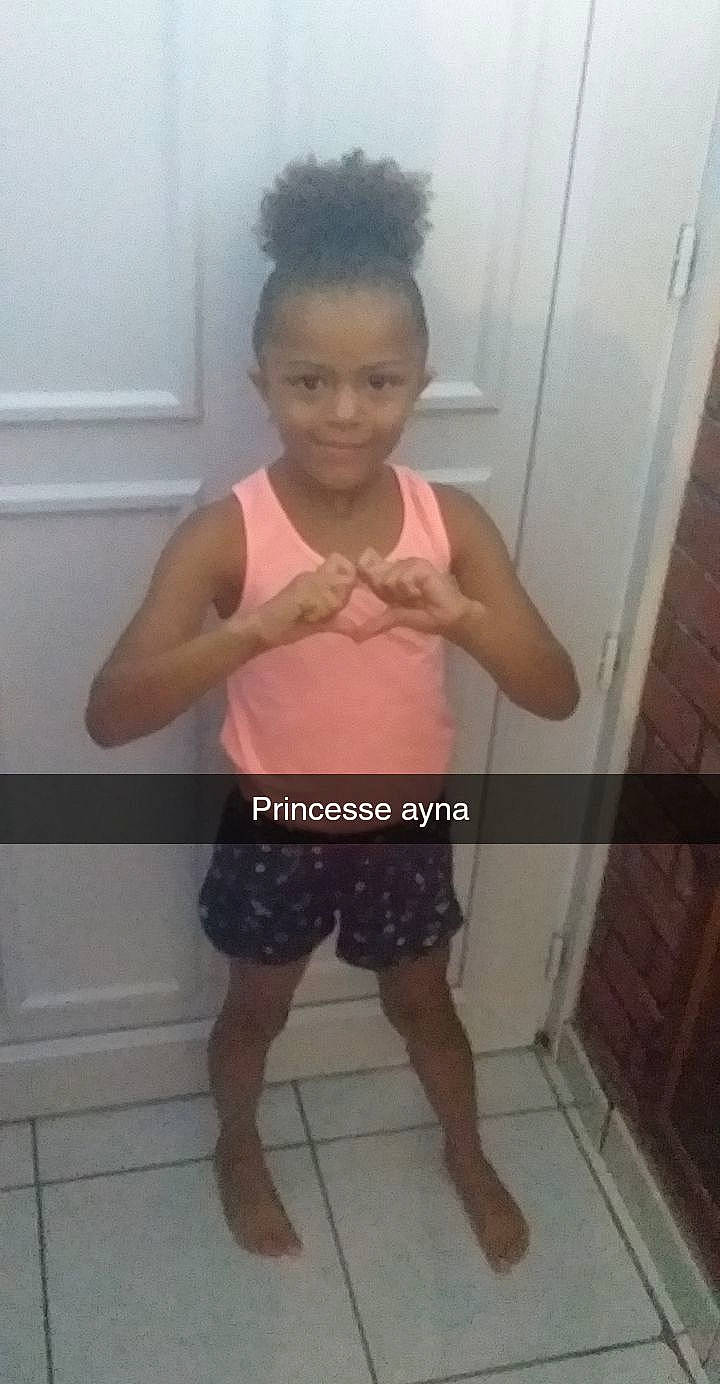 Ayna a rejoint le concours — aidez-le/la à gagner de superbes lots ! child, hip, joint, leg, person, room, shoulder, standing, thigh, thumb, toddler, trunk