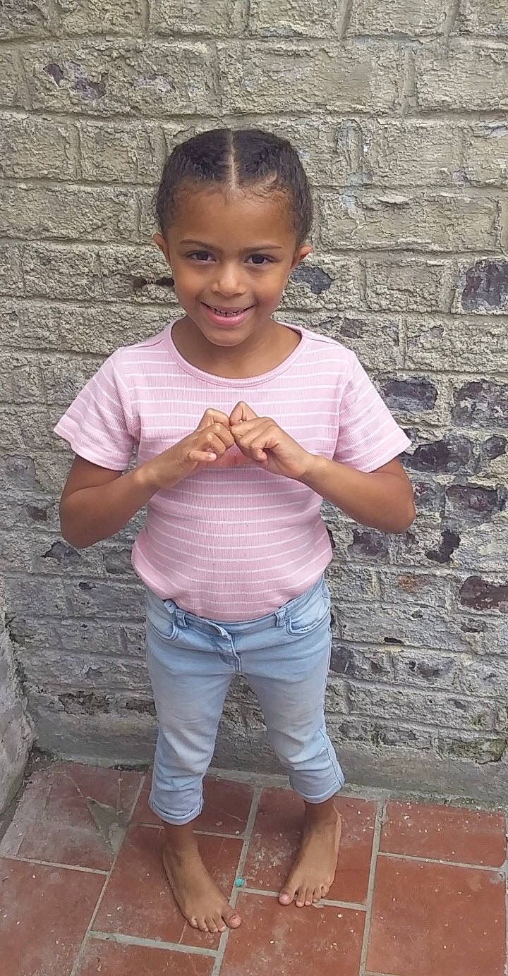 Ayna participe au concours pour gagner de l'argent avec cette photo : abdomen, child, child_model, joy, person, t_shirt, toddler, trunk