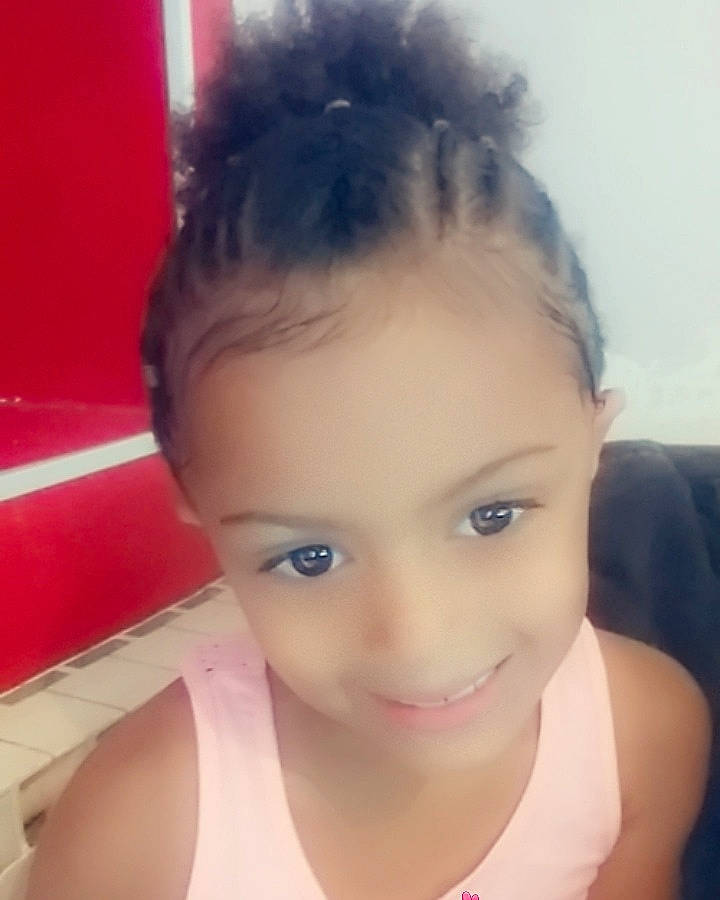 Ayna participe au concours pour gagner de l'argent avec cette photo : beauty, black_hair, cheek, child, chin, ear, eye, eyebrow, face, forehead, hair, hairstyle, head, lip, nose, person, photography, selfie, skin, smile