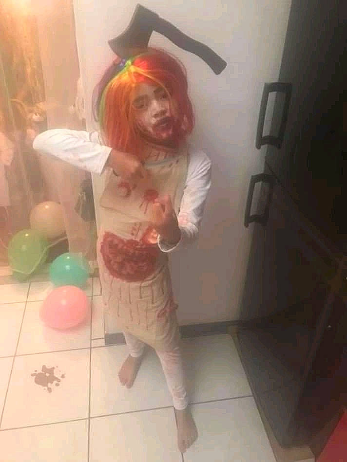 Tanya participe au concours pour gagner de l'argent avec cette photo : child, costume, fictional_character, leg, person, photography, pink, room, selfie, smile, toddler