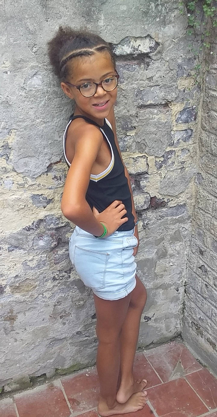 Tanya participe au concours pour gagner de l'argent avec cette photo : beauty, clothing, fashion, glasses, human_leg, joy, leg, person, photo_shoot, shorts, smile, thigh