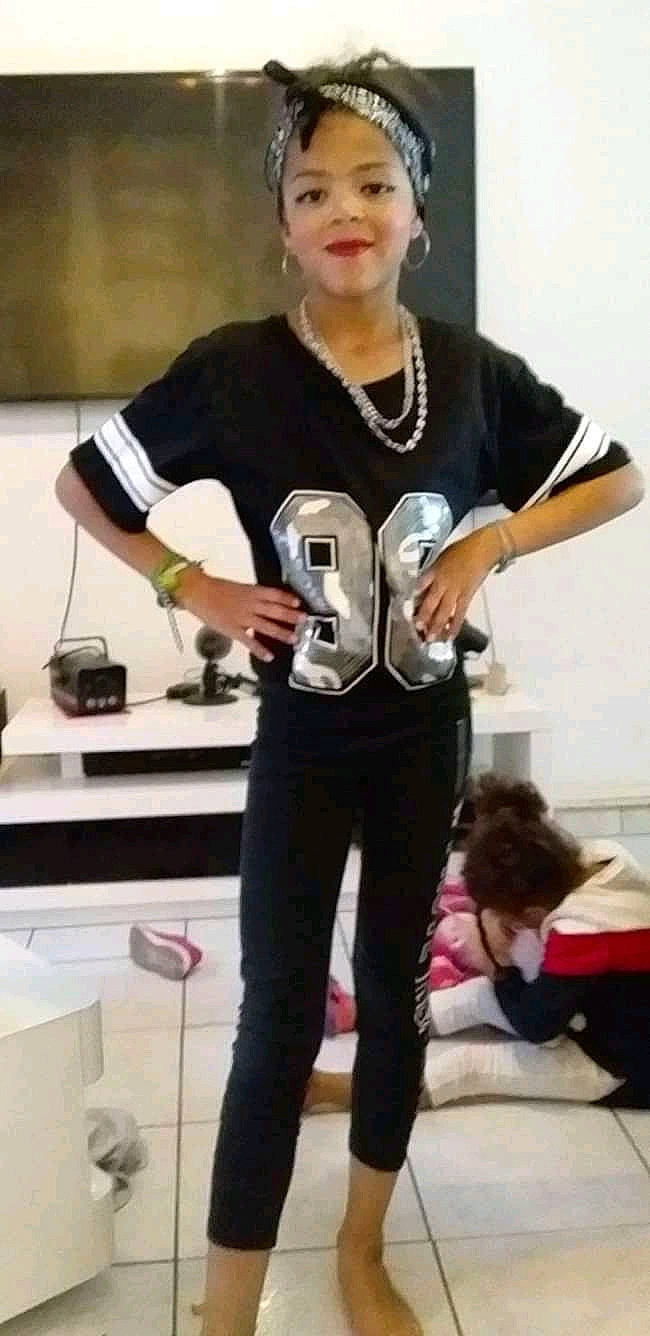 Tanya participe au concours pour gagner de l'argent avec cette photo : cool, costume, eyewear, fashion_accessory, glasses, person, photography, shoe, sleeve, style, t_shirt, waist