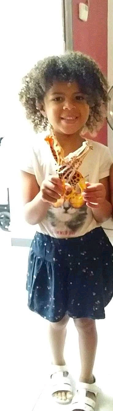 Faméliña a rejoint le concours — aidez-le/la à gagner de superbes lots ! abdomen, arm, cuisine, eating, food, joy, music, musical_instrument, person, t_shirt