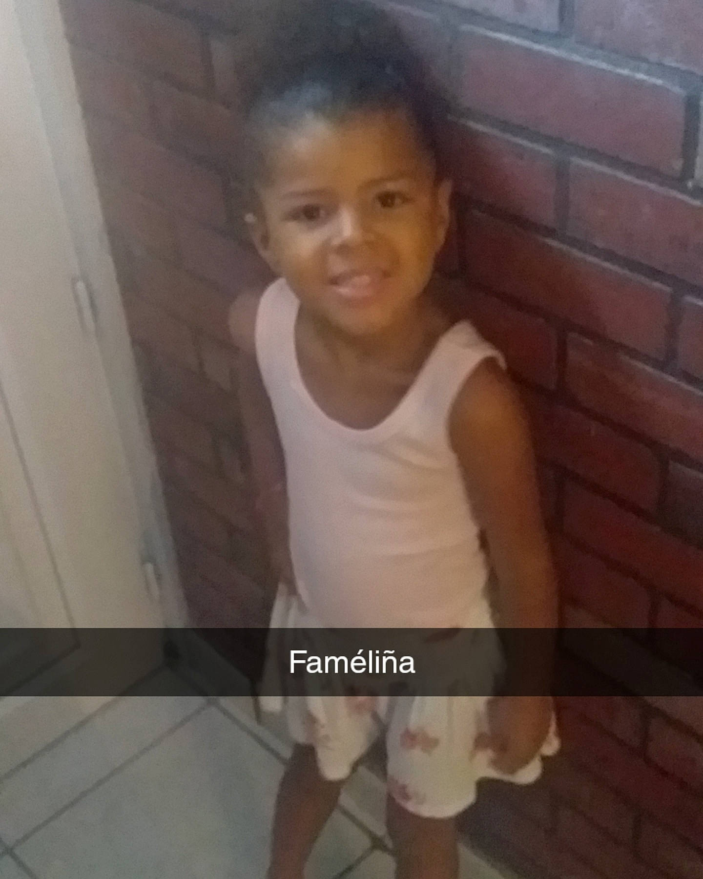 Faméliña a rejoint le concours — aidez-le/la à gagner de superbes lots ! cheek, child, joy, leg, person, smile, standing, toddler