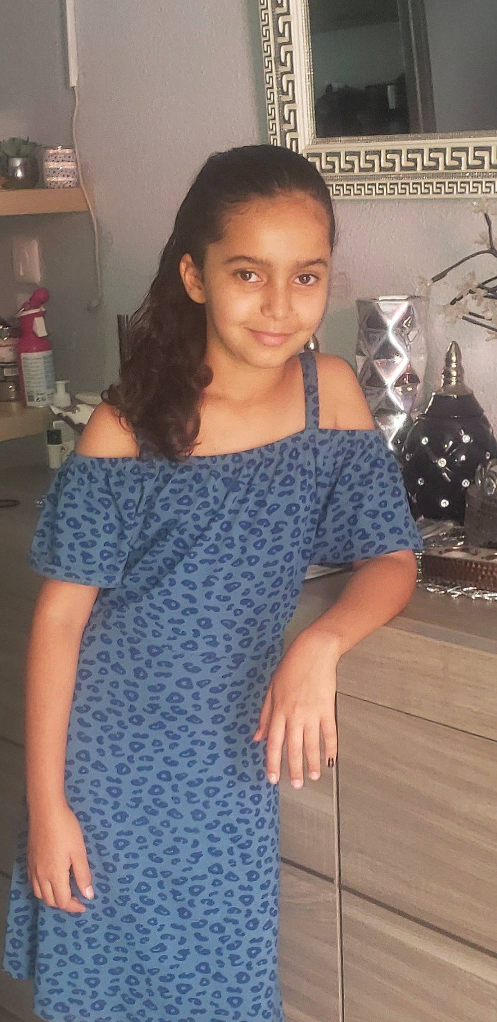 Anissa a rejoint le concours — aidez-le/la à gagner de superbes lots ! black_hair, creative_arts, day_dress, dress, electric_blue, fashion_design, hair, hairstyle, joint, joy, long_hair, neck, one_piece_garment, pattern, person, shoulder, sleeve, smile, t_shirt, thigh