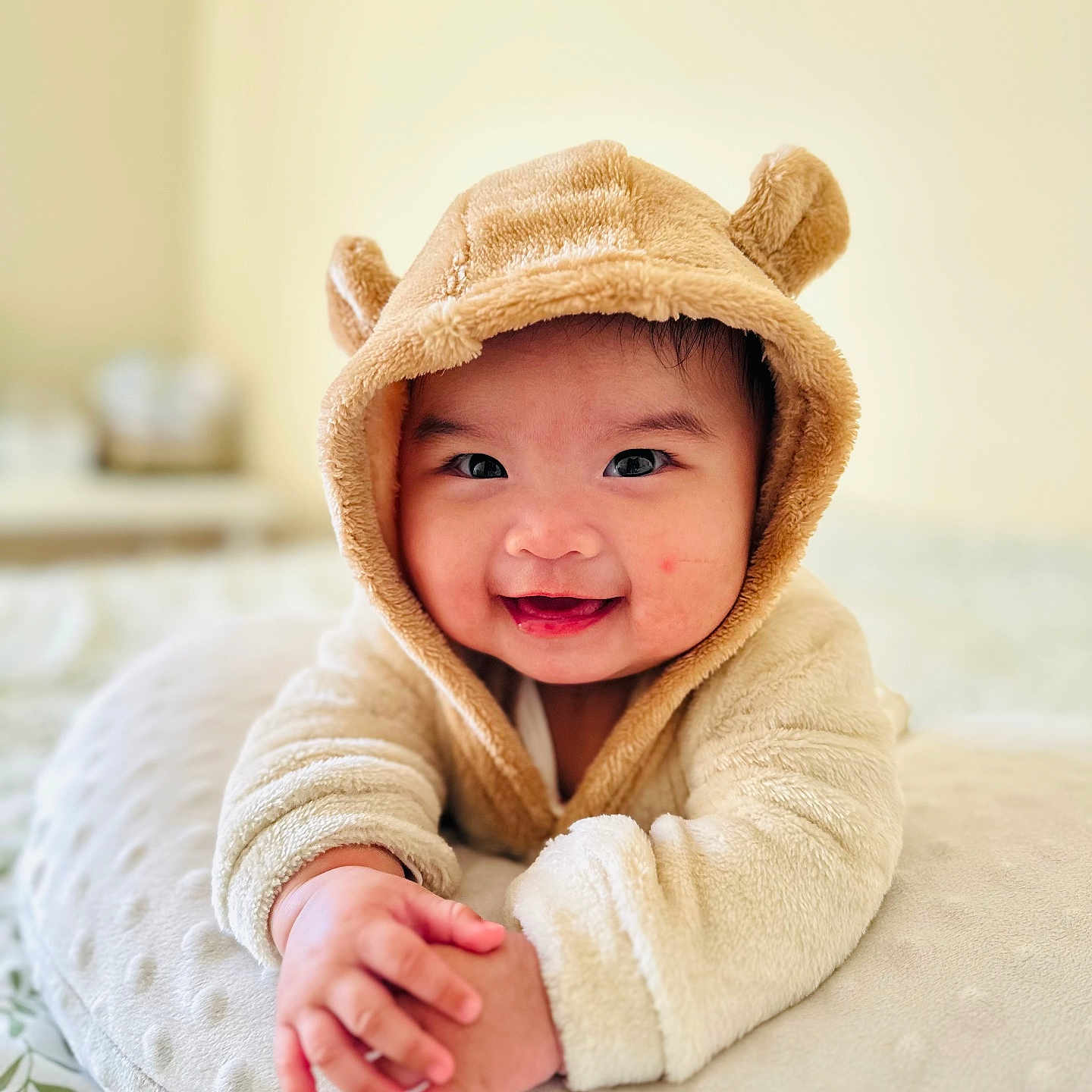 Raine Amari participe au concours pour gagner de l'argent avec cette photo : baby, babylaughing, bodypart, cap, clothing, face, finger, hand, happy, hat, head, hood, hoodie, knitwear, person, photography, portrait, smile, sweater, sweatshirt