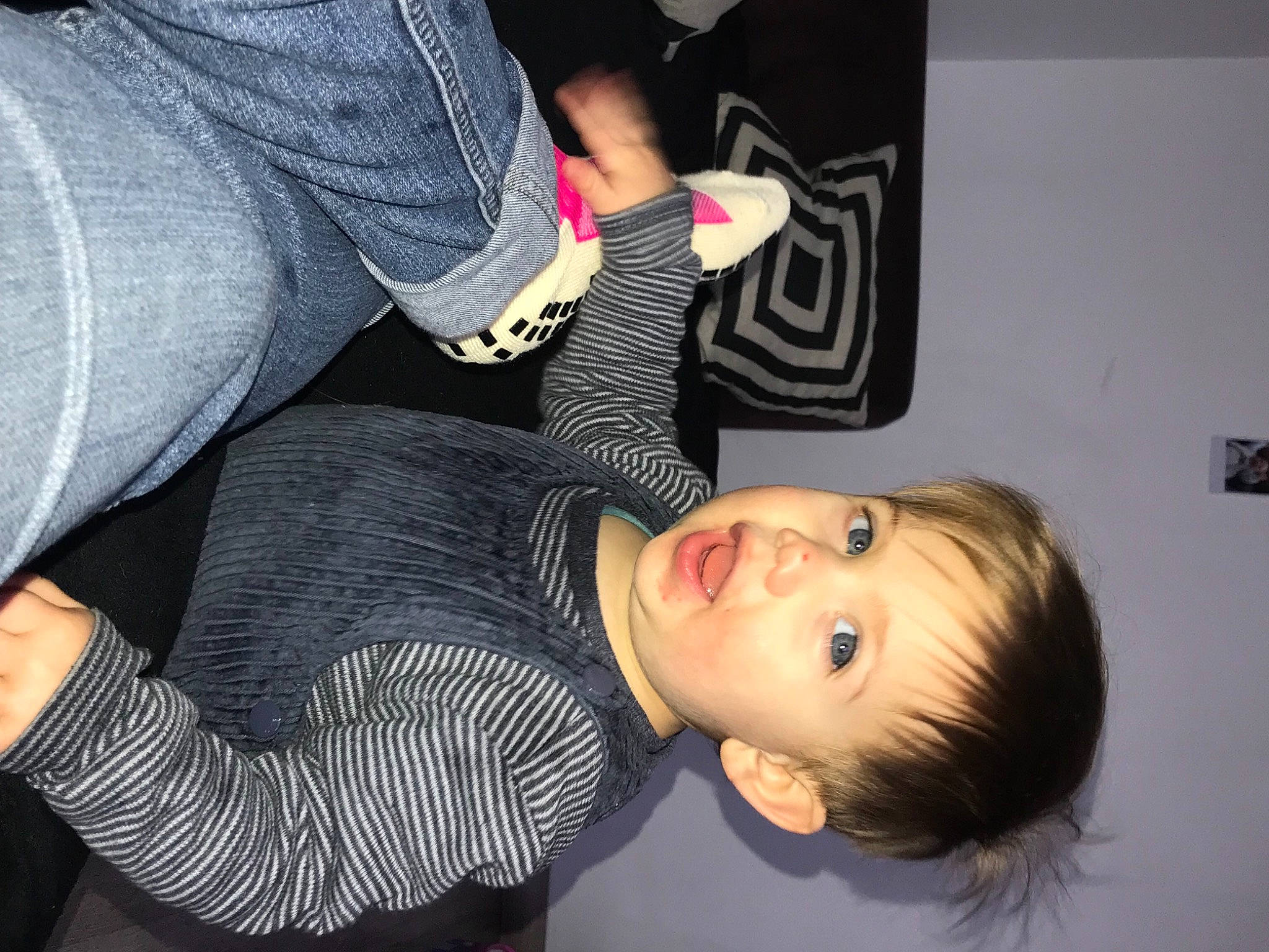 Gabriel participe au concours pour gagner de l'argent avec cette photo : black_hair, blond, clothing, ear, elbow, eyelash, eyewear, finger, fun, gesture, joint, long_hair, mouth, nail, neck, nose, person, room, thigh, thumb