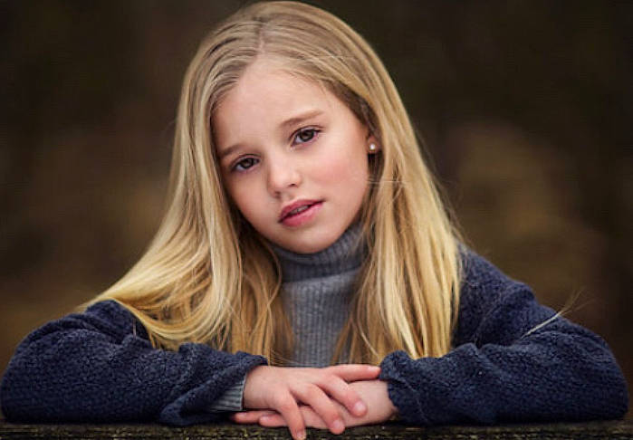 Lola a rejoint le concours — aidez-le/la à gagner de superbes lots ! blond, brown_hair, cheek, child, denim, flash_photography, flooring, fun, grass, happy, lip, long_hair, nose, outerwear, person, sitting, skin, smile, street_fashion, toddler