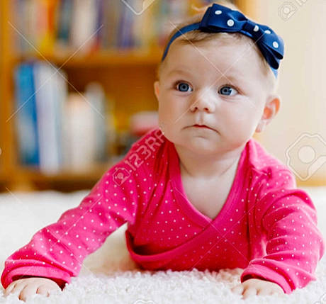 Rose a rejoint le concours — aidez-le/la à gagner de superbes lots ! baby, baby_toddler_clothing, cap, cheek, child, clothing, fashion_accessory, flooring, fun, happy, headband, headpiece, magenta, person, product, room, sitting, skin, sleeve, t_shirt