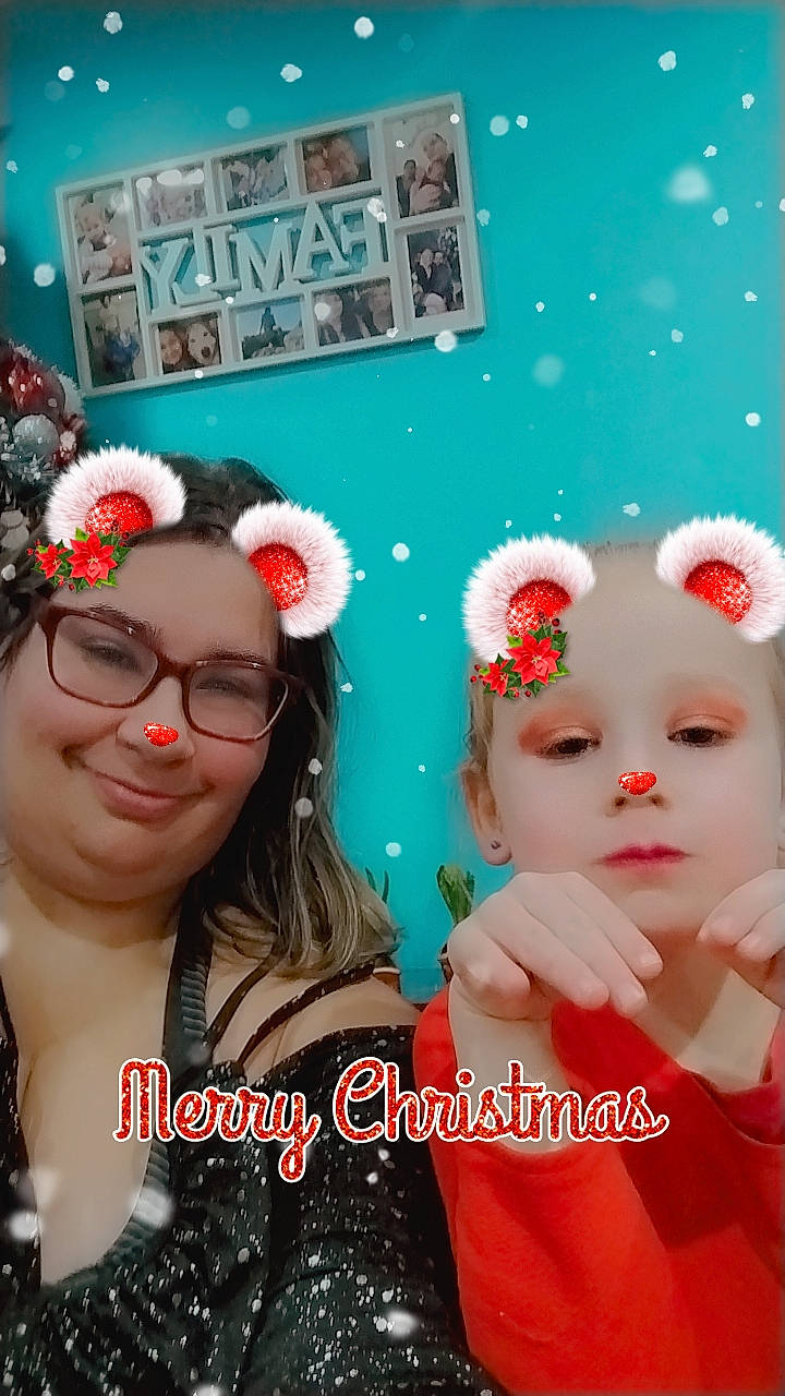 Tina participe au concours pour gagner de l'argent avec cette photo : costume, doll, earrings, event, eyebrow, eyelash, eyewear, fashion_accessory, fashion_design, fur, hair_accessory, happy, headgear, headpiece, headwear, jewellery, joy, magenta, pattern, person