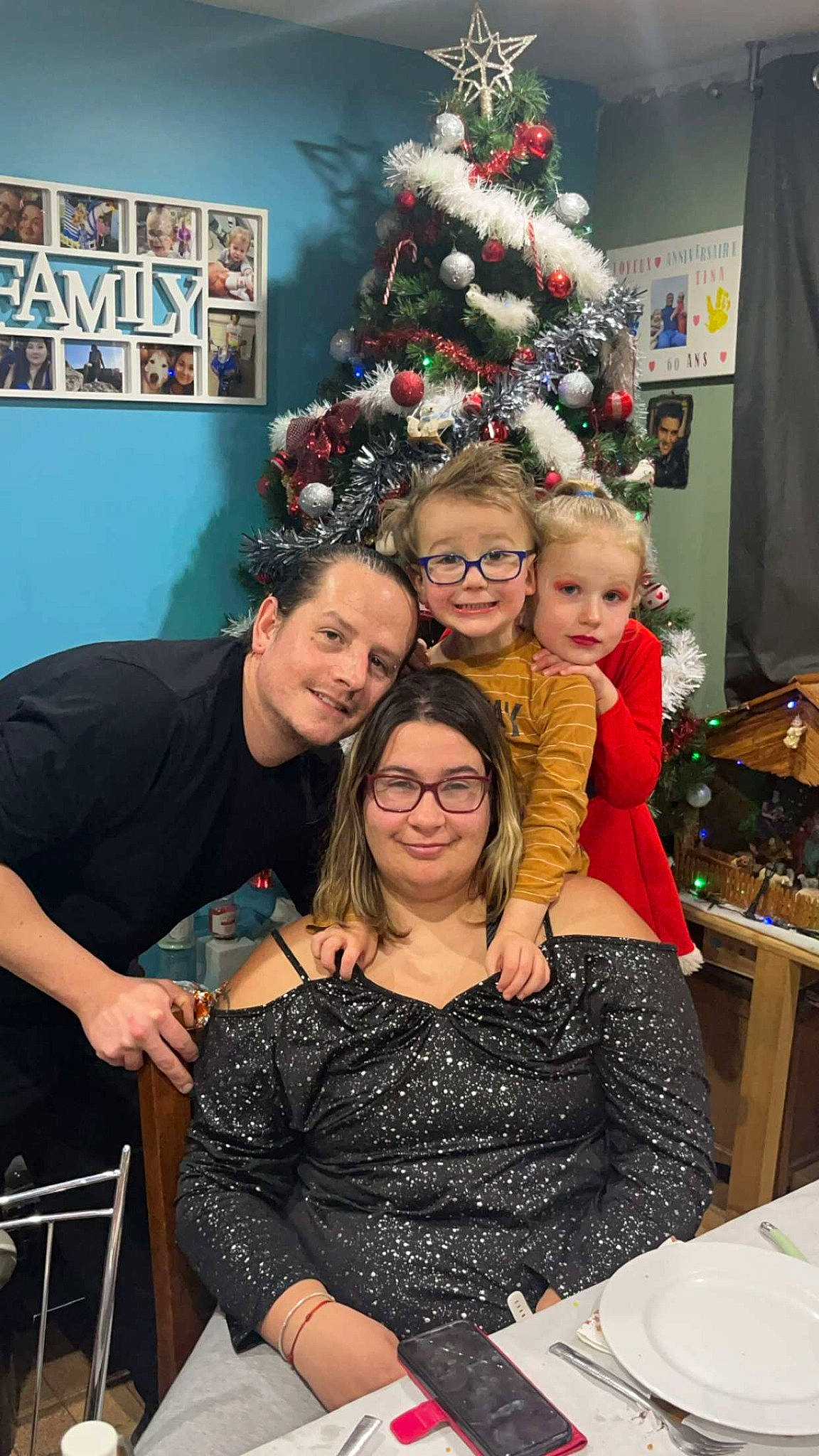 Tina a rejoint le concours — aidez-le/la à gagner de superbes lots ! beauty, chair, christmas, christmas_decoration, christmas_ornament, christmas_tree, community, event, fashion, fun, happy, holiday, holiday_ornament, jewellery, joy, person, picture_frame, plant, smile, tableware