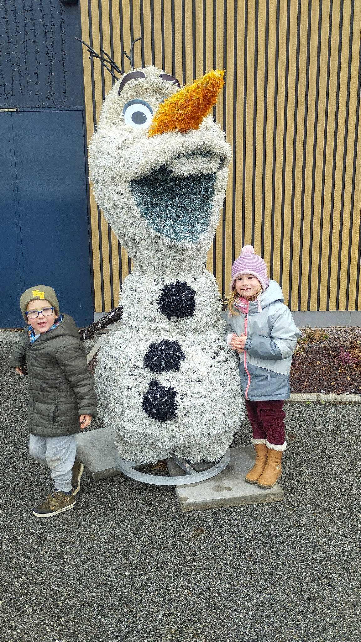 Tina participe au concours pour gagner de l'argent avec cette photo : animation, art, child, costume, freezing, fun, fur, happy, headwear, joy, leisure, mascot, person, plant, recreation, sculpture, smile, statue, toddler, tree