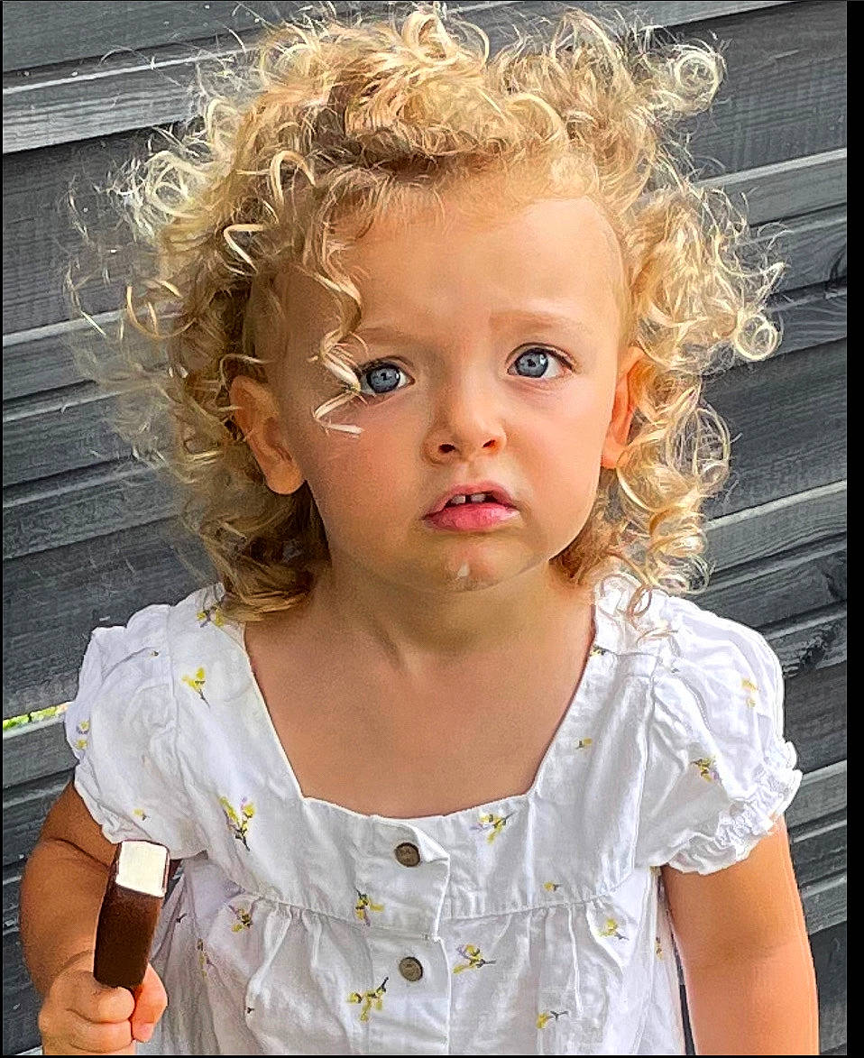 Iris a rejoint le concours — aidez-le/la à gagner de superbes lots ! baby_toddler_clothing, beauty, blond, brown_hair, cheek, child, chin, ear, eyelash, flash_photography, fun, gesture, happy, iris, lip, nose, person, ringlet, sleeve, smile