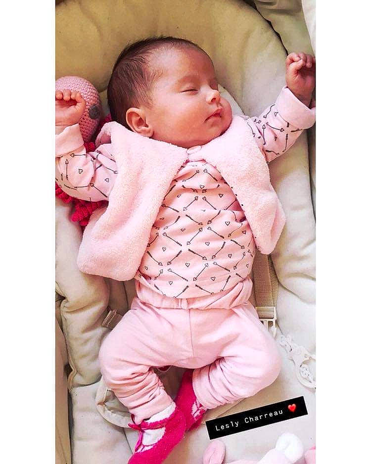 Lesly participe au concours pour gagner de l'argent avec cette photo : baby, baby_products, baby_sleeping, baby_toddler_clothing, beige, cheek, child, comfort, outerwear, person, pink, product, sleep, sleeve, textile, toddler