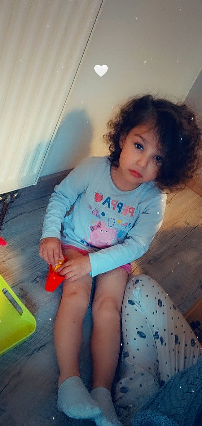 Zulihan a rejoint le concours — aidez-le/la à gagner de superbes lots ! baby_toddler_clothing, eye, face, facial_expression, flash_photography, fun, hair, hairstyle, happy, head, iris, joint, leg, lip, mouth, neck, person, shoulder, skin, standing