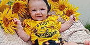 Cataleya a rejoint le concours — aidez-le/la à gagner de superbes lots ! baby, blanket, bright, child, clothing, cute, feet, flower, happy, headband, infant, nature, outdoor, person, portrait, skin, smile, sunflower, warm, yellow