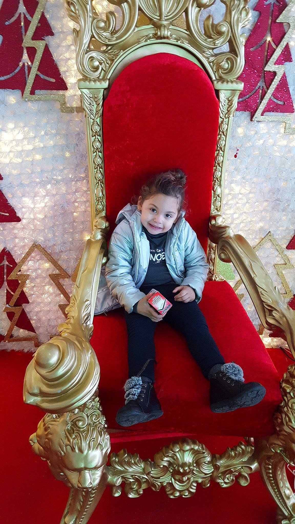 Aliya a rejoint le concours — aidez-le/la à gagner de superbes lots ! chair, furniture, joy, person, red, temple, throne, tradition