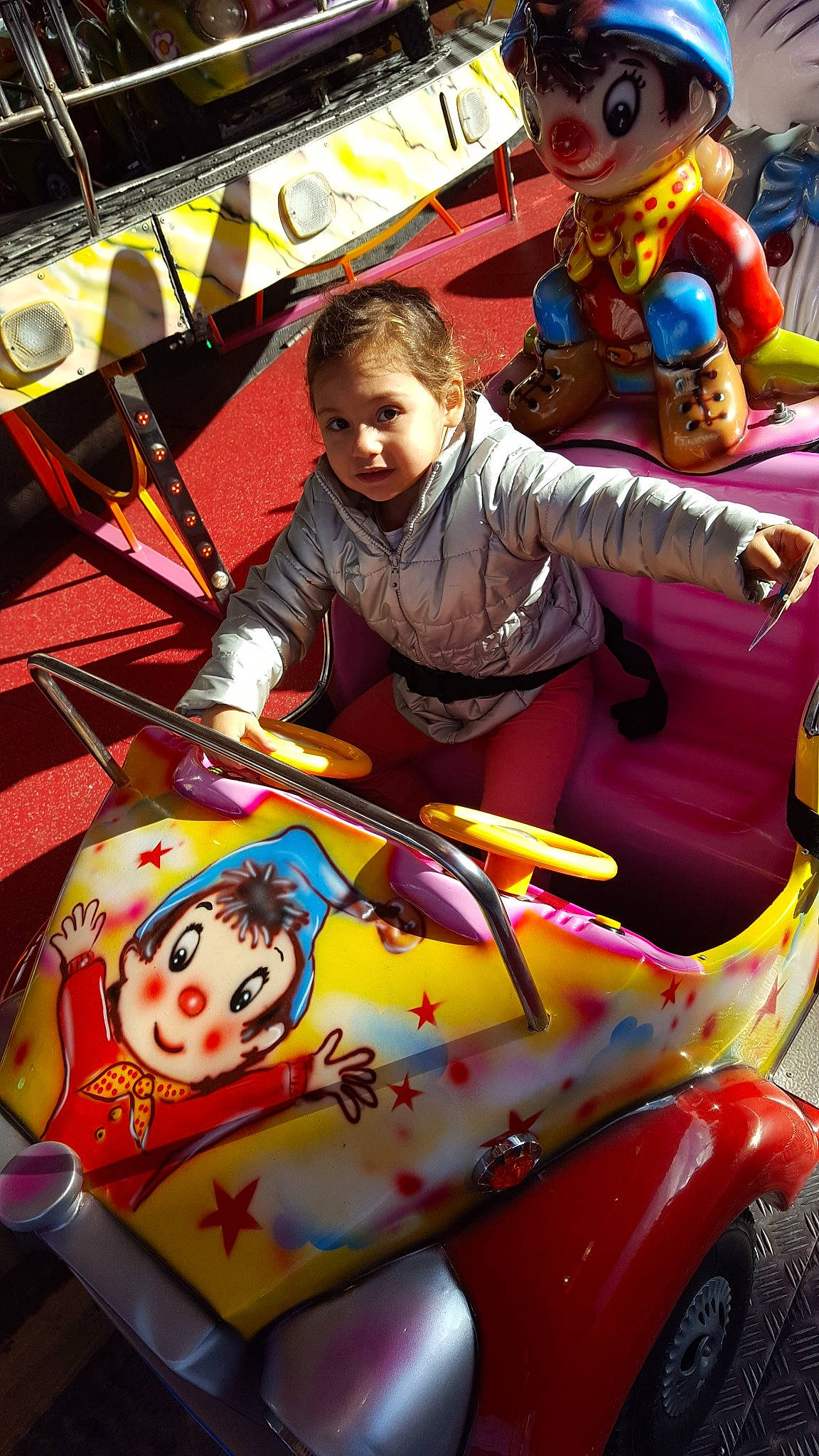 Aliya participe au concours pour gagner de l'argent avec cette photo : amusement_park, amusement_ride, car, carousel, child, fair, fun, person, product, recreation, toddler, toy, yellow