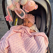Ilyana a rejoint le concours — aidez-le/la à gagner de superbes lots ! baby, blanket, stroller, headband, plush_toy, mirror, outdoor, child, pink, cozy, infant, car_seat, soft, cute, toy, clothing, face, person, wrapped, relaxed