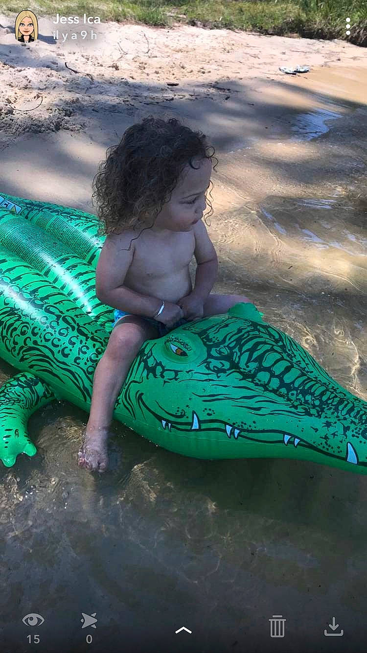 Mehdi participe au concours pour gagner de l'argent avec cette photo : fictional_character, green, mythical_creature, person, sand, water