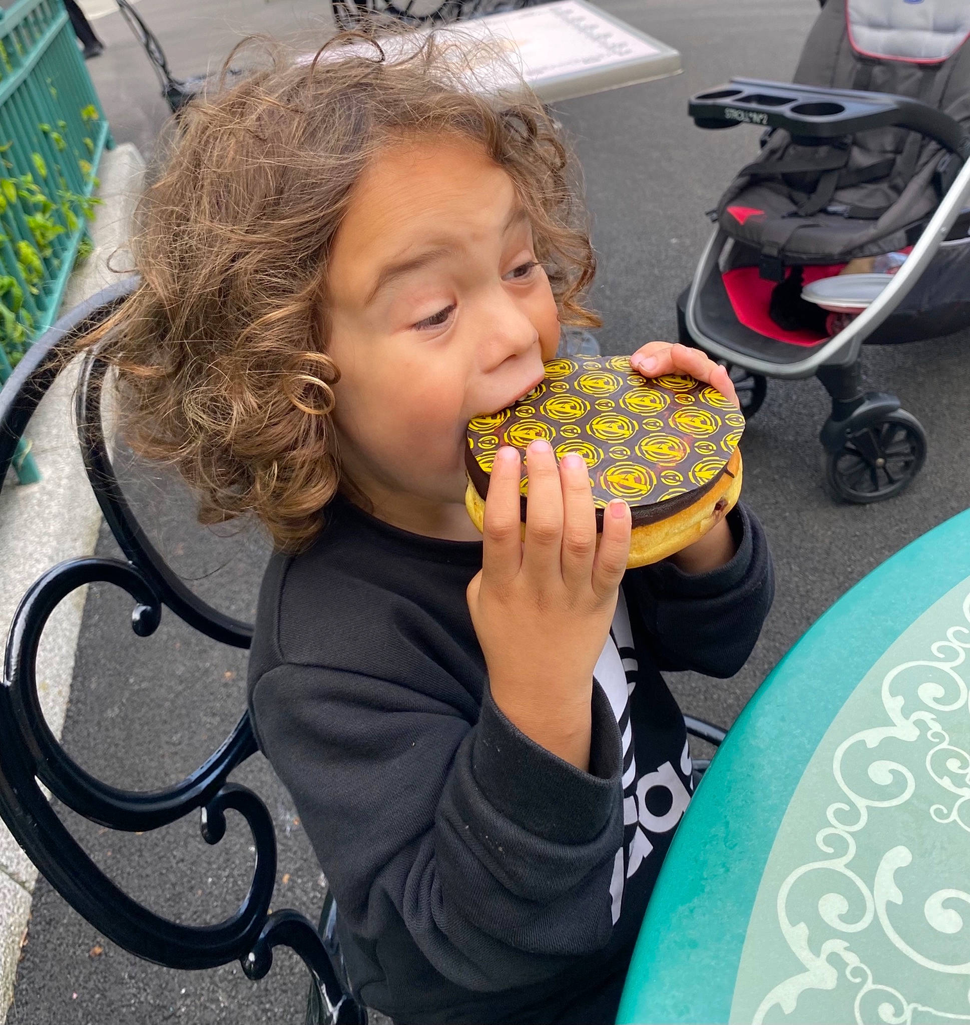 Kais participe au concours pour gagner de l'argent avec cette photo : child, finger, food, fun, green, hairstyle, happy, people, person, plate, play, product, public_space, recreation, sharing, sitting, sweetness, tableware, tire, toddler