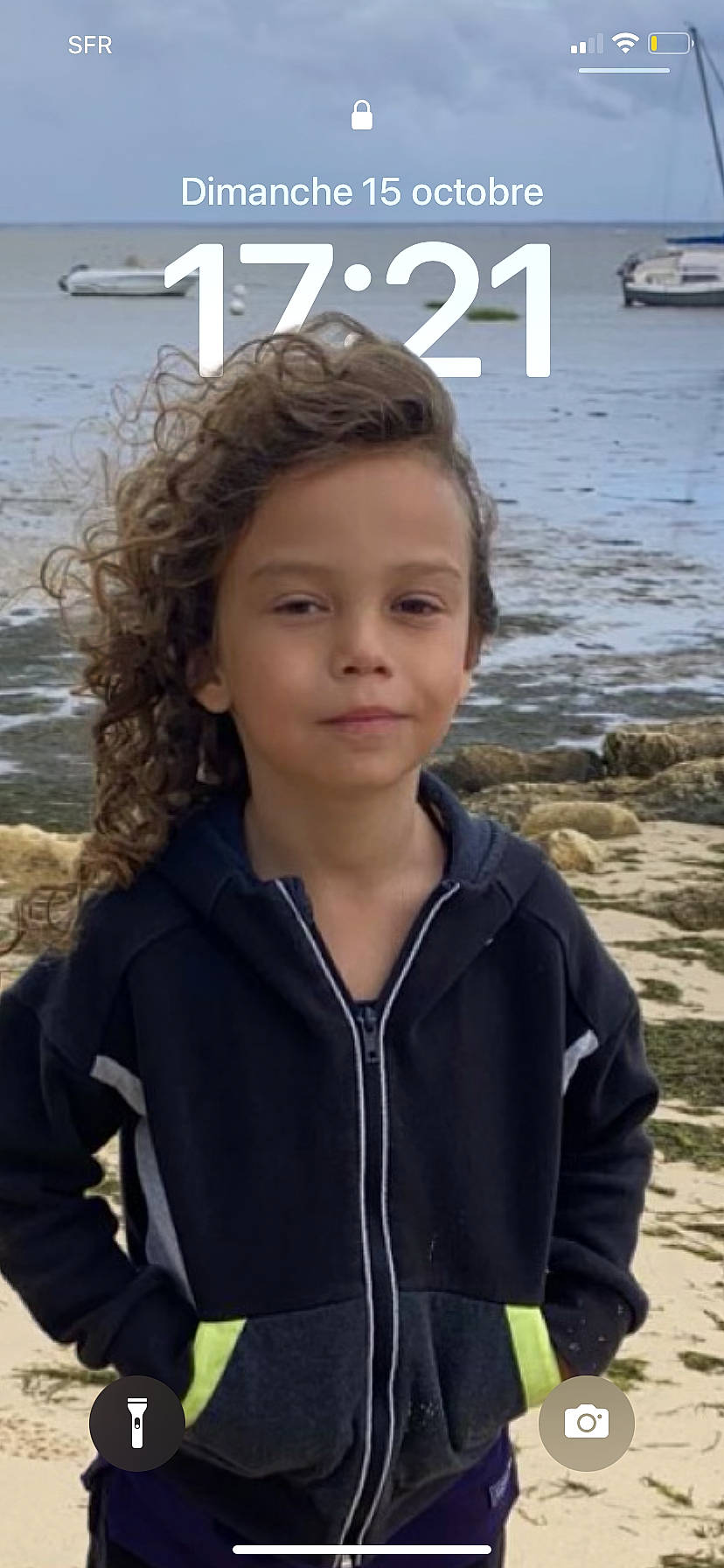 Kais participe au concours pour gagner de l'argent avec cette photo : beach, blond, brown_hair, child, cool, forehead, fun, happy, hoodie, joy, long_hair, outerwear, person, sleeve, standing, surfer_hair, t_shirt, travel, vacation, water