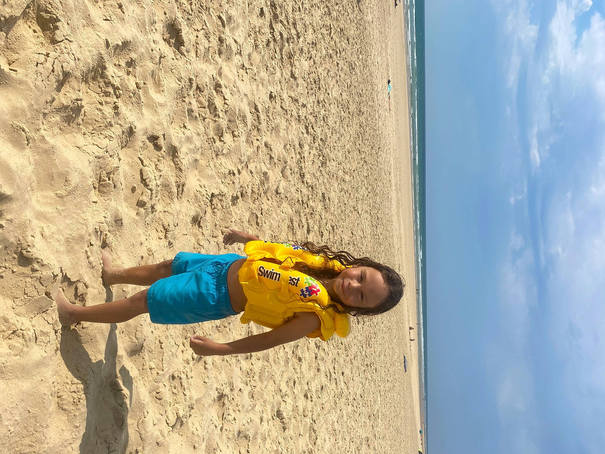 Kais a rejoint le concours — aidez-le/la à gagner de superbes lots ! beach, cloud, coast, electric_blue, fun, human_leg, joy, landscape, leisure, ocean, person, recreation, sand, shadow, shorts, sky, soil, sun_tanning, thigh, travel