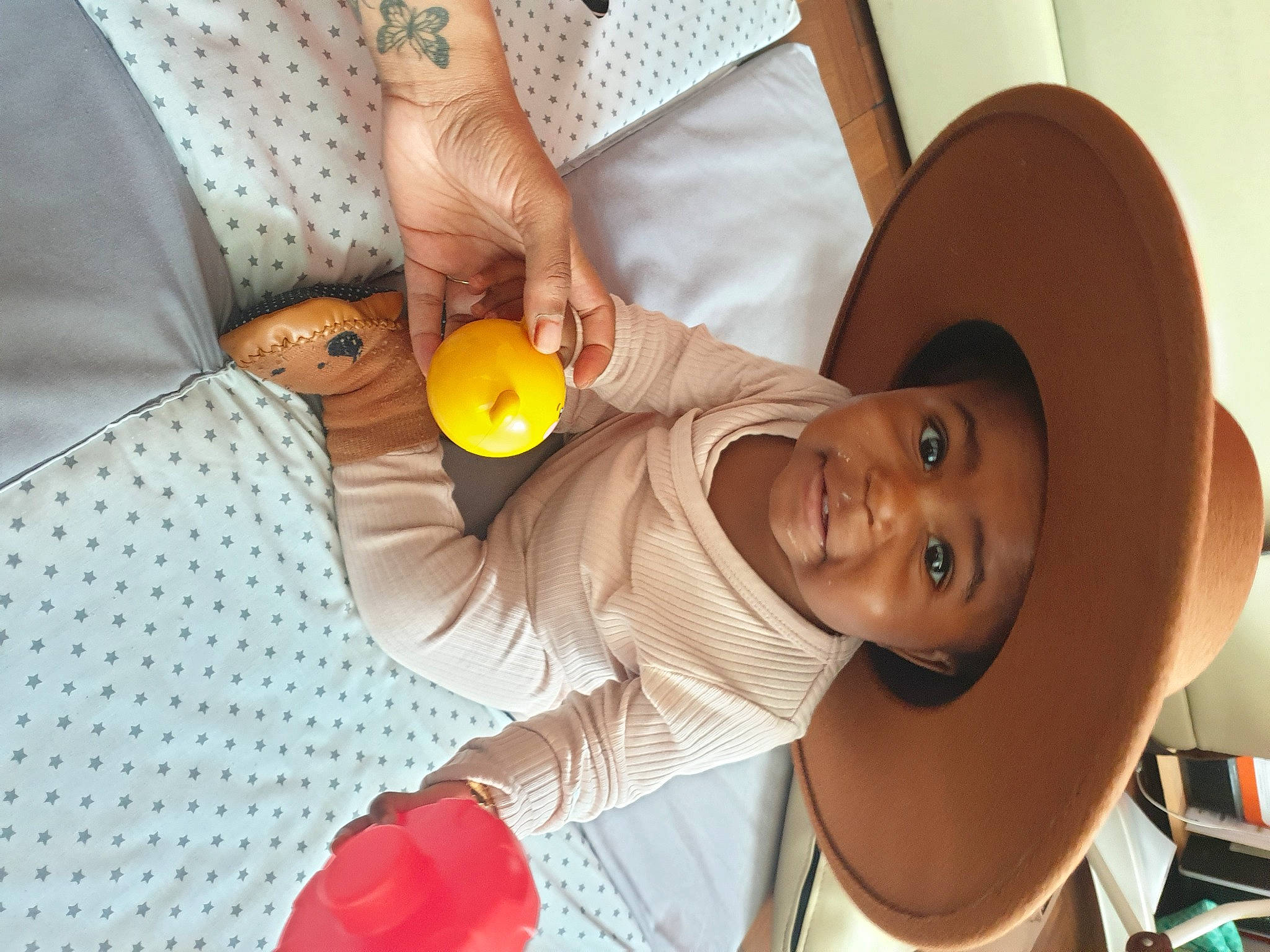 Kanye participe au concours pour gagner de l'argent avec cette photo : bookcase, button, child, cowboy_hat, fedora, fun, happy, hat, nail, orange, pattern, person, room, sitting, smile, sun_hat, tableware, textile, thumb, wood