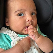 Sandro participe au concours pour gagner de l'argent avec cette photo : baby, infant, close_up, face, hand, thumb_sucking, cute, child, young, portrait, clothing, striped, green, white, skin, eyes, expression, soft_light, indoors, person