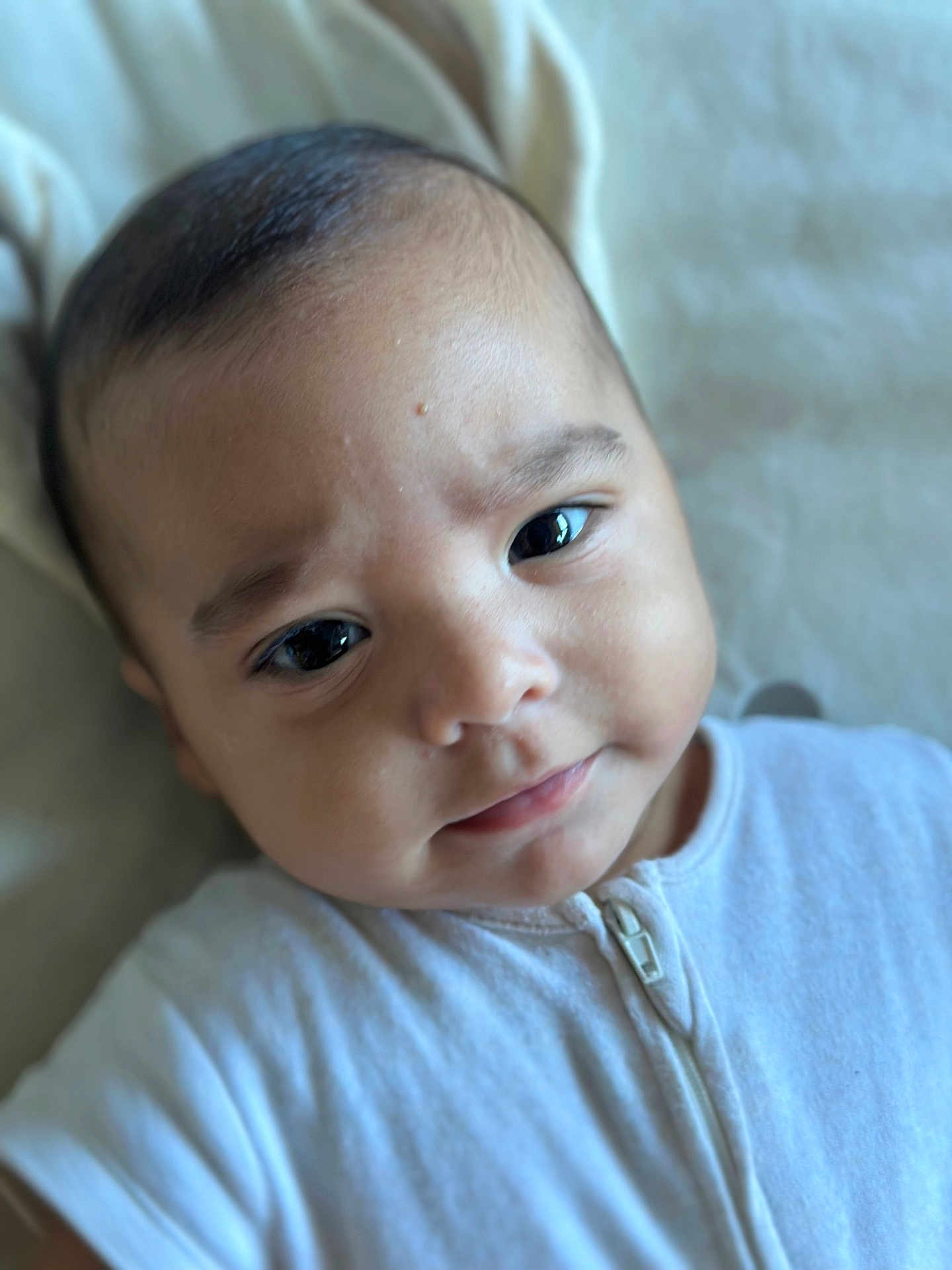 Sandro a rejoint le concours — aidez-le/la à gagner de superbes lots ! baby, infant, face, eyes, smile, expression, clothing, zipper, blanket, soft, skin, cute, child, portrait, young, indoors, head, closeup, person, newborn