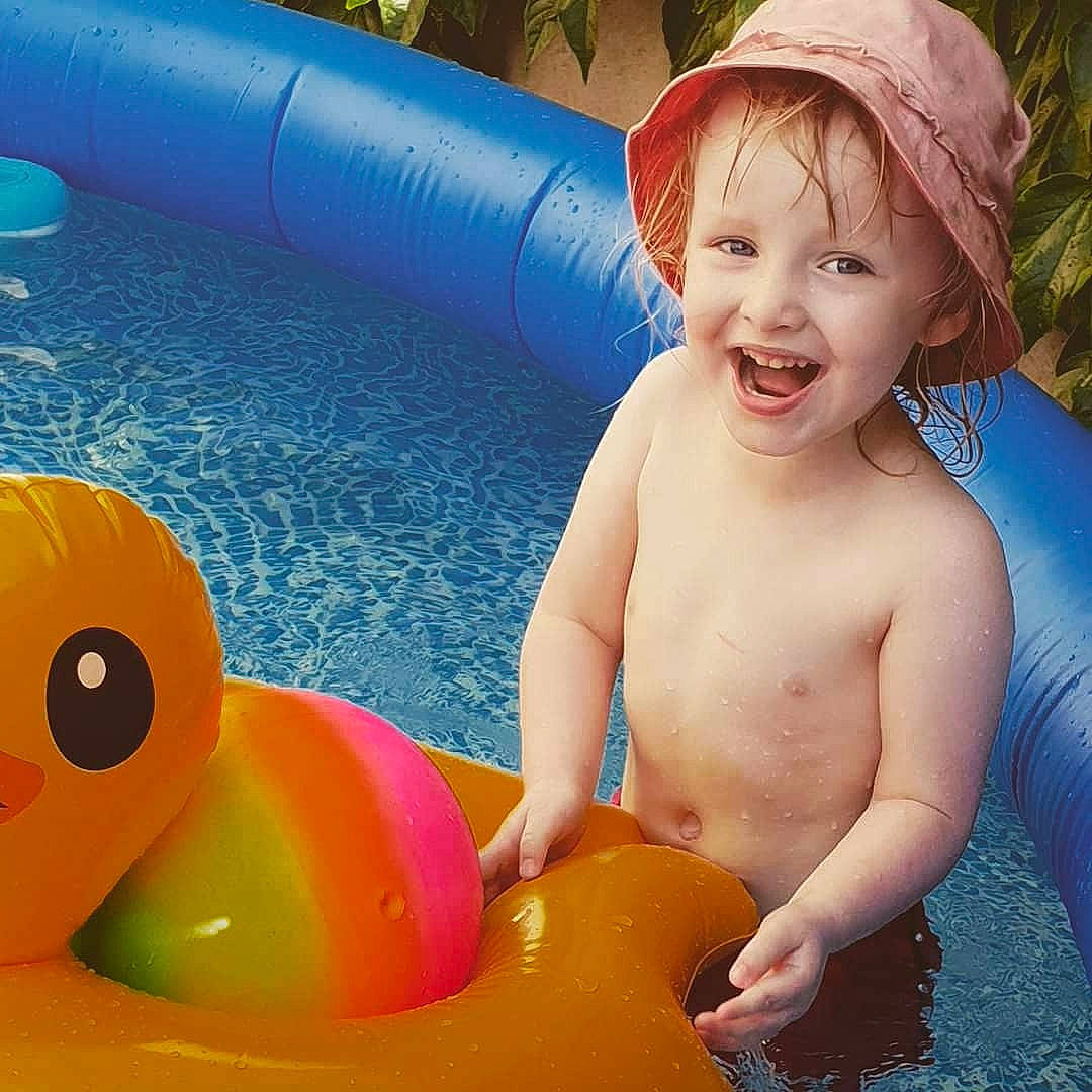 Noëlyne a rejoint le concours — aidez-le/la à gagner de superbes lots ! baby, baby_bathing, baby_float, baby_playing_with_toys, baby_products, bath_toy, child, fun, games, happy, inflatable, leisure, person, play, product, recreation, skin, smile, summer, toddler