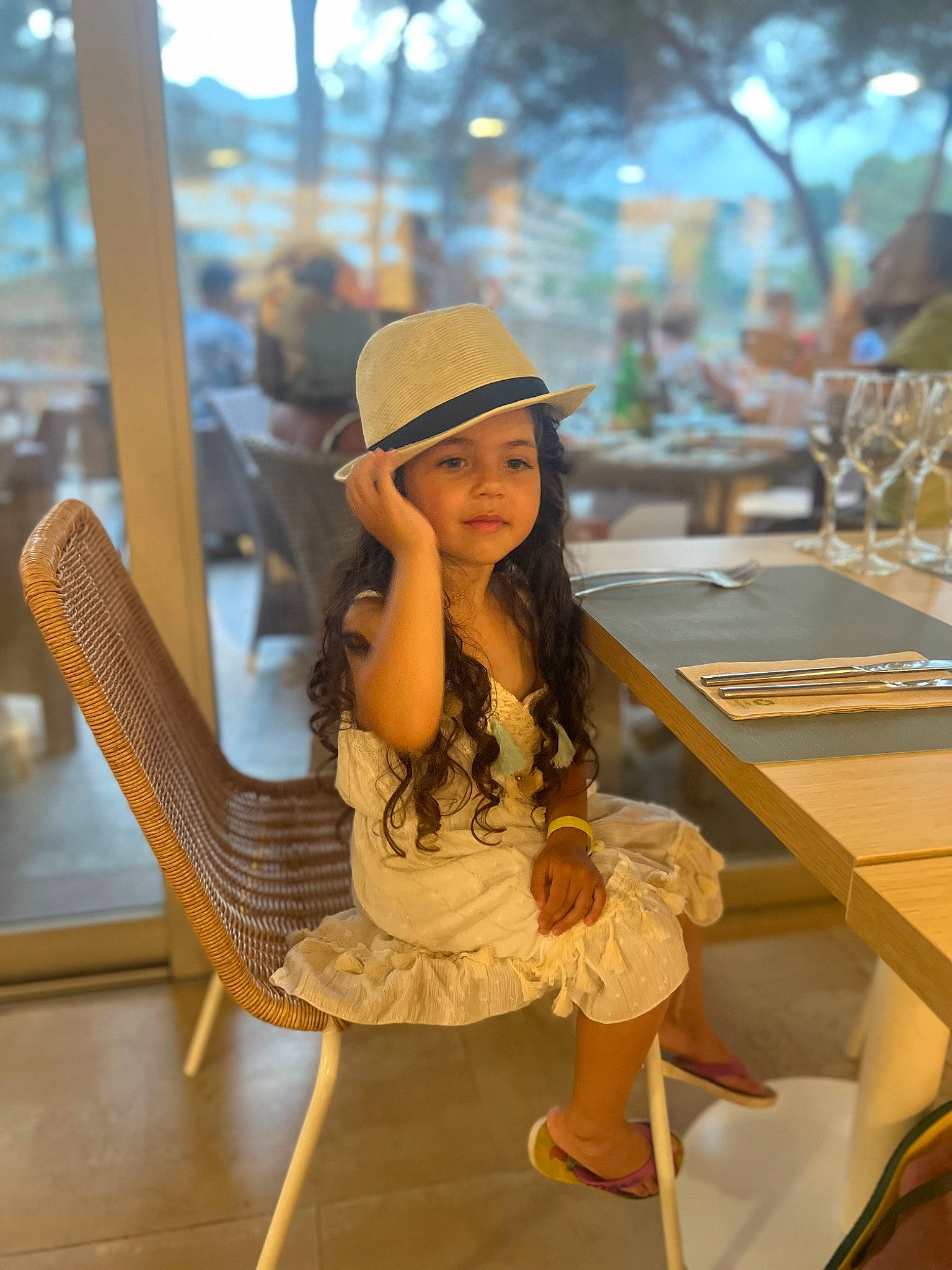 Ranya participe au concours pour gagner de l'argent avec cette photo : cap, chair, fashion, fashion_accessory, fashion_design, flooring, fun, hairstyle, happy, hat, headwear, human_leg, jewellery, leisure, necklace, person, recreation, sandal, sitting, sun_hat