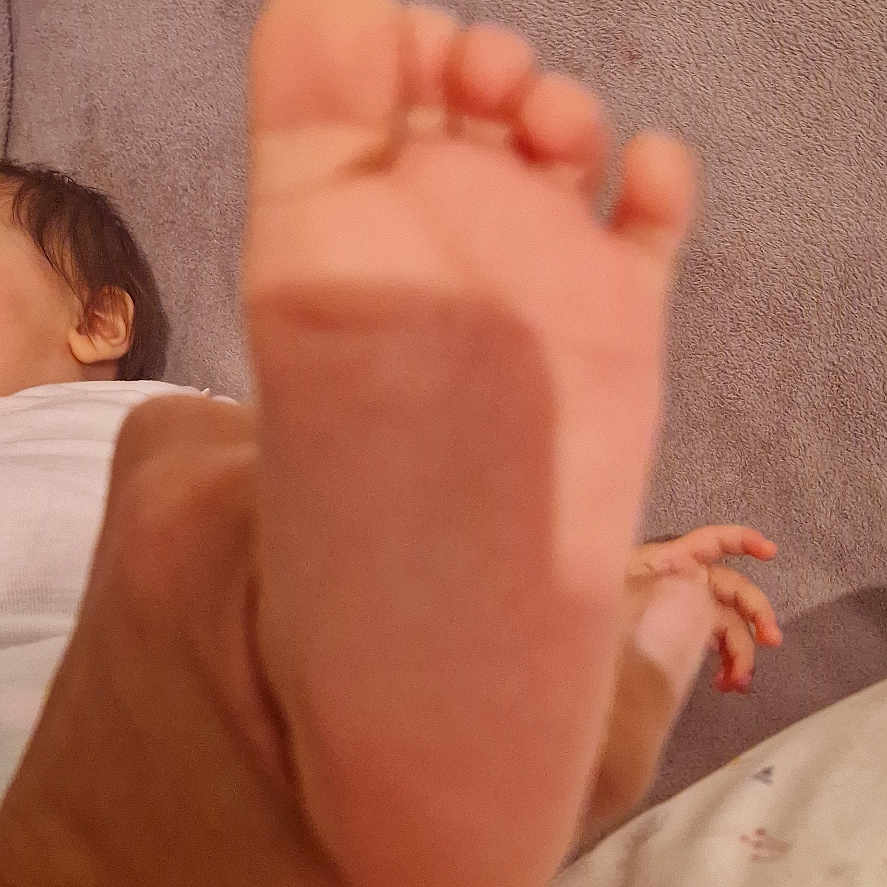 Kaëlyah participe au concours pour gagner de l'argent avec cette photo : baby, bed, blanket, casual, child, closeup, comfort, cozy, fabric, foot, hand, home, indoor, infant, person, relax, resting, skin, sleeping, soft