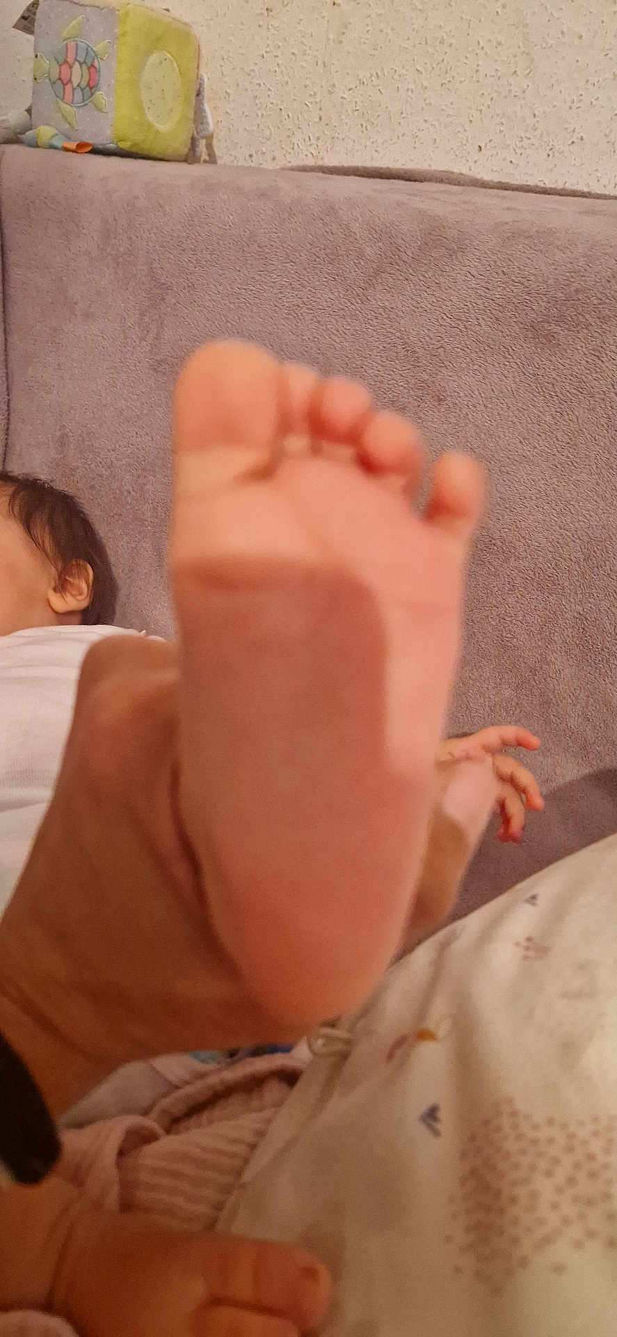 Kaëlyah participe au concours pour gagner de l'argent avec cette photo : baby, bed, blanket, casual, child, closeup, comfort, cozy, fabric, foot, hand, home, indoor, infant, person, relax, resting, skin, sleeping, soft