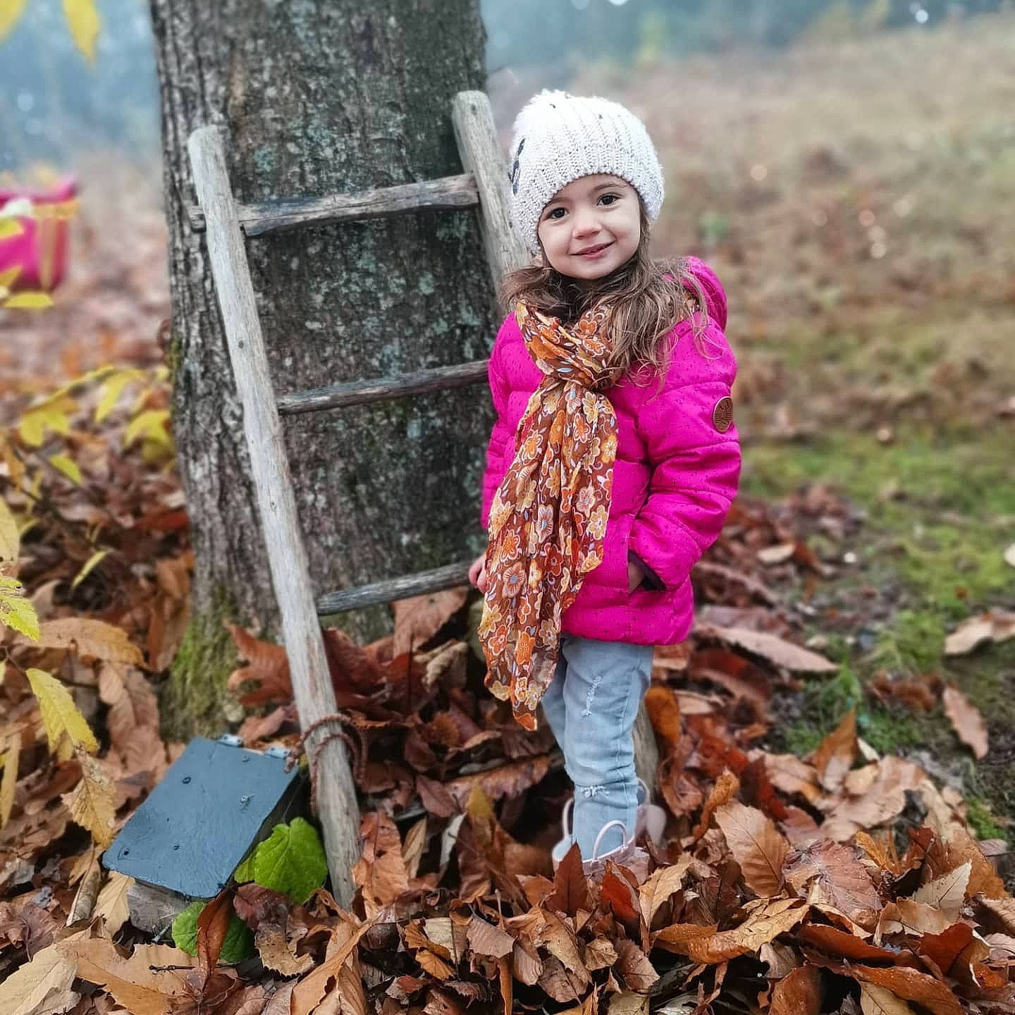 Elise a rejoint le concours — aidez-le/la à gagner de superbes lots ! adaptation, child, deciduous, forest, fun, grass, happy, headwear, joy, landscape, natural_environment, natural_landscape, people_in_nature, person, plant, smile, soil, spring, toddler, wilderness