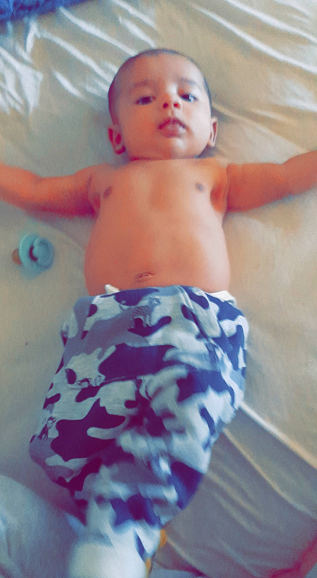 Brandon participe au concours pour gagner de l'argent avec cette photo : arm, baby, chest, eye, finger, hair, hairstyle, human_body, joint, leg, mouth, muscle, neck, person, pink, skin, stomach, textile, thigh, trunk