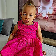 Yléana a rejoint le concours — aidez-le/la à gagner de superbes lots ! child, pink_dress, bracelet, living_room, couch, television, animated_character, curly_hair, earrings, expression, indoor, furniture, carpet, portrait, sitting, colorful, casual, cute, young, home